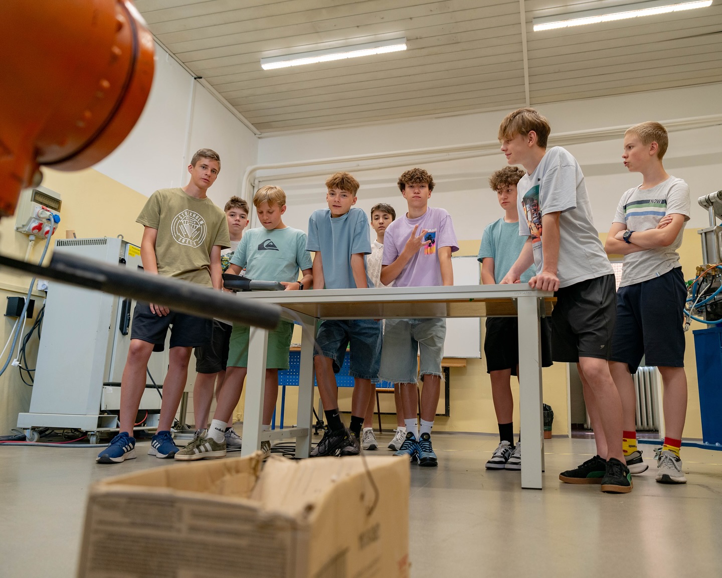 📬Pohľadnice z Leta na Fajnorke🔩 Aj tento rok sa na našej škole uskutočnil tradičný tábor Leto na Fajnorke. Žiakom základných škôl priniesol jedinečnú príležitosť nahliadnuť do sveta techniky, vyskúšať si prácu s technológiami a bližšie spoznať prostredie našej strednej školy.🤹♀️ Veľmi si vážime kreativitu a nadšenie všetkých účastníkov, ako aj pomoc našich žiakov a absolventov. Už teraz sa tešíme na ďalší ročník a nové stretnutia!🟧⬜️🟧⬜️#somfajnorak #fajnorka #spss #strojarina #strojar #technika #engineering #mechanicalengineering #inzinier #letnytabor #pohladnice #zakladnaskola #strednaskola #technika #bratislava