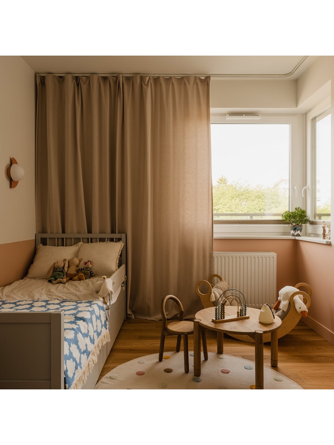 Kolory w przestrzeni dziecka
W pokoju dziecka najlepiej sprawdza się harmonijna, naturalna baza kolorystyczna, która daje poczucie bezpieczeństwa i przestrzeni do rozwoju.
Intensywne barwy warto stosować w dodatkach i detalach, a nie jako dominującą część aranżacji.
Kolory to bodźce sensoryczne - mózg dziecka przetwarza je intensywniej niż dorosły.
Kolory wpływają na układ nerwowy - mogą obniżać lub podwyższać poziom kortyzolu (hormonu stresu):
- Przestrzeń pełna ostrych, jaskrawych kolorów może przebodźcowywać (dziecko szybciej się męczy, staje się niespokojne, może powodować problemy z koncentracją).
- Stonowana baza kolorystyczna (neutralne i naturalne odcienie) pomagają utrzymać równowagę sensoryczną.
Zdjęcie: @zasoby.studio
Projekt wnętrza: @con_studio_
#kolory #kolorywewnętrzach #pokójdziecięcy #psychologiakolorów #mebledrewniane #mebledladzieci