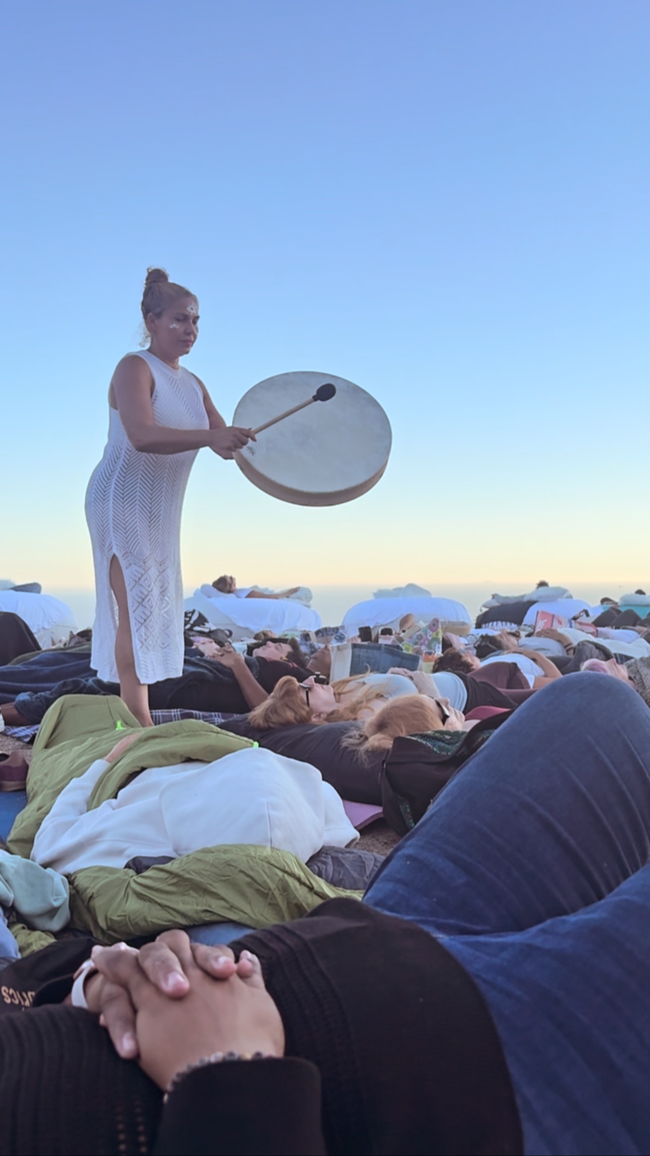 Healing doesn’t always come from doing more.
Sometimes it comes when you surrender… and let the frequency do the work.
✨ Today, give yourself permission to be carried by sound.