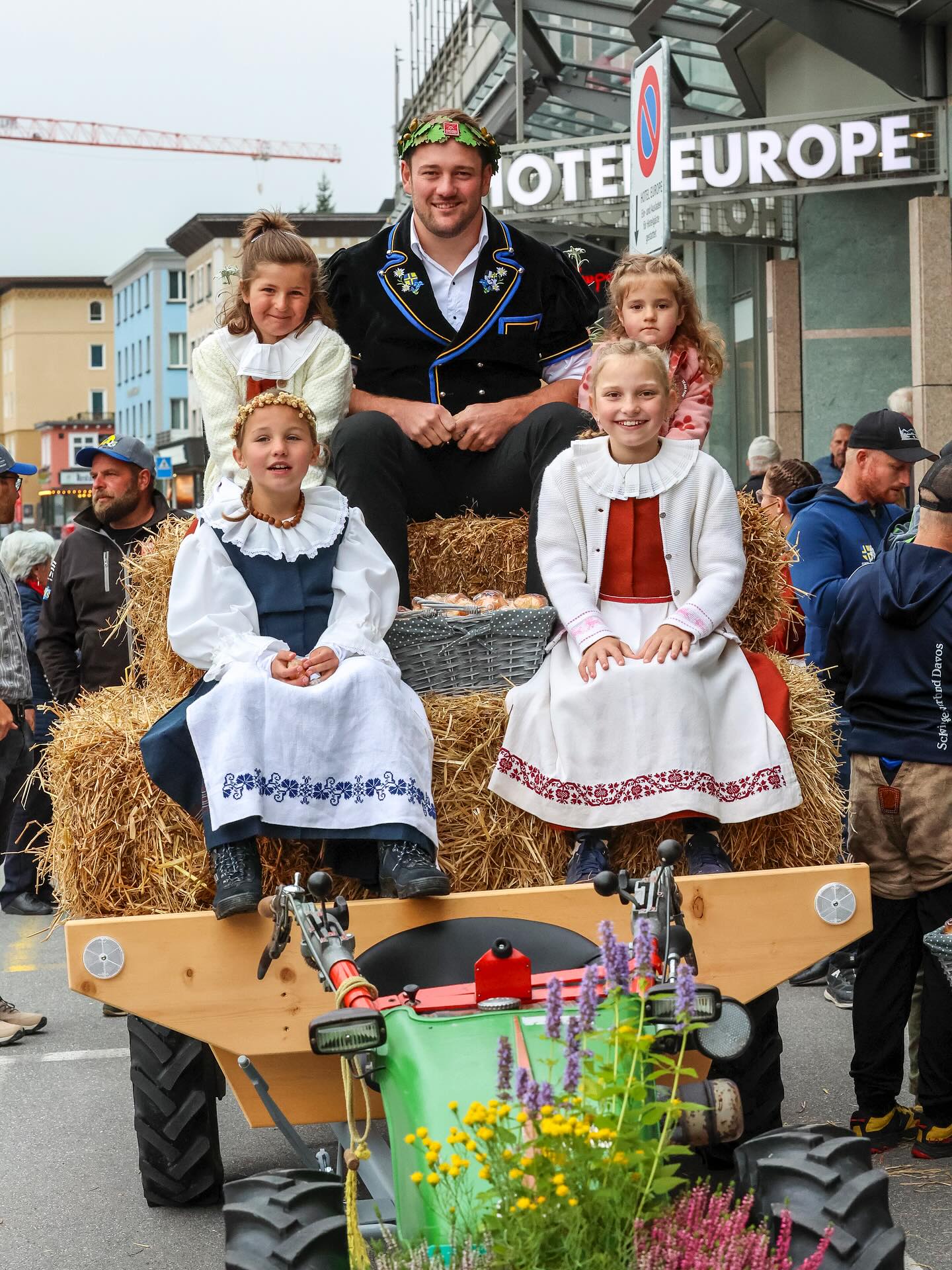 Was für ein schöner Empfang des Neueidgenossen Christian Biäsch gestern Abend in Davos! Nach dem Festumzug, an dem neben viel weiterer Prominenz auch Schwingerkönig Armon Orlik teilnahm, folgten im vollen Festzelt diverse Honorationen. Unter anderen würdigten der Präsident des SV Davos und der Vater des Eidgenossen, Joos Biäsch, der Präsident des Bündner Schwingerverbandes, Bruno Sprecher, die Davoser Standespräsidentin Valérie Favre Accola sowie der Bündner Regierungspräsident Marcus Caduff die hoch einzuschätzenden Leistungen von Christian. Natürlich hatten auch die weiteren Bündner ESAF-Teilnehmer sowie die Kameraden des SV Davos ihren Auftritt. Vielen Dank an alle Beteiligten!
📸: Erwin Keller (alle ausser 4), Simon Zumbrunnen (4)
#Schwingen #Tradition #Graubünden #Davos #Sertig #Neueidgenosse #Schwingerkönig
@schwingerverband_davos @walserhuussertig @davosklosters @davoserzeitung @repowerschweiz @gkb.ch