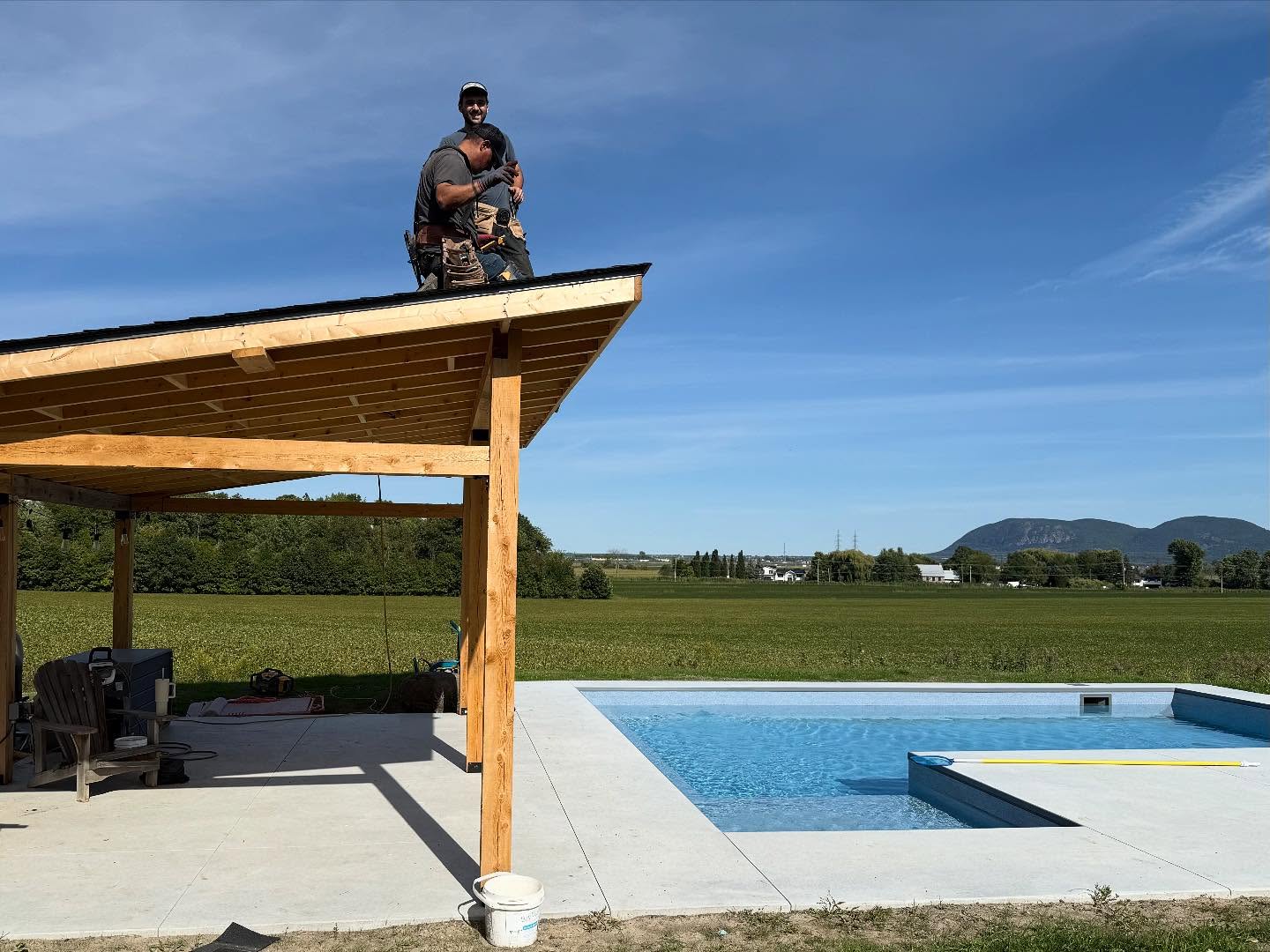 Fabrication de ce beau gazebo chez nos client à la campagne. Quel magnifique vue! #gazebo #constructionvcm #vue #outdooring #magnifique