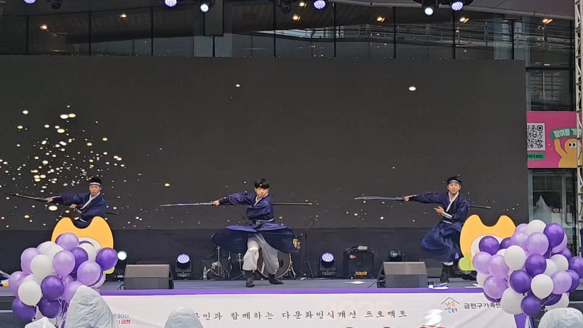 ✨ 2025 국제상호문화교류대축전 오프닝 무대!
월도(鉞刀)는 전통 무예에서 사용되는 크고 묵직한 장병기로, 힘과 기량을 동시에 요구하는 무기입니다. 이번 행사에서는 숙련된 무예인의 월도 퍼포먼스를 통해 웅장함과 예술적인 움직임을 함께 선보였습니다. ⚔️
✨ Opening Stage at the 2025 International Intercultural Exchange Festival!
The Wol-do (Moon Blade) is a traditional Korean polearm, known for its size and weight, requiring both strength and refined skill. At this event, a skilled martial artist presented a Wol-do performance, showcasing its grandeur and artistic movements. ⚔️
#월도 #무예 #전통무예 #월도퍼포먼스 #무예공연 #martialarts #wolDo #moonblade #traditionalmartialarts #martialartslife #heritage #performance #swordskills #koreanmartialarts