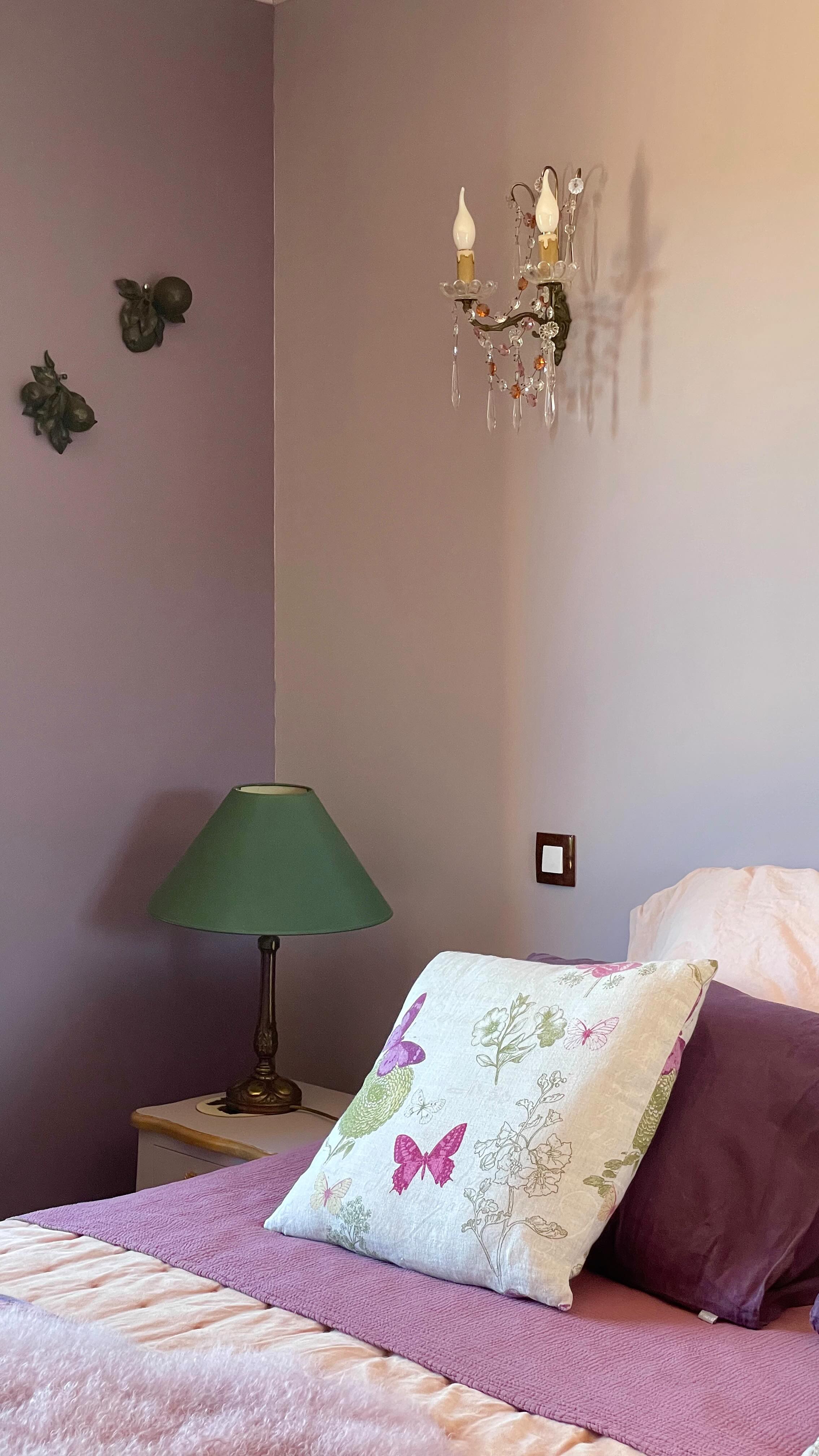 ✨Avant 👉 Après ✨
Notre chambre Entrée des Artistes a changé de visage au début de l’été pour vous offrir plus de confort, de charme et de sérénité.
Au Mas la Marchette, chaque détail compte pour faire de votre séjour une expérience unique et inoubliable.
Un nouveau cocon vous attend pour créer vos plus beaux souvenirs.🍁
Venez découvrir cette nouvelle ambiance et réservez votre séjour dès aujourd’hui.
Bienvenue chez nous.🧡