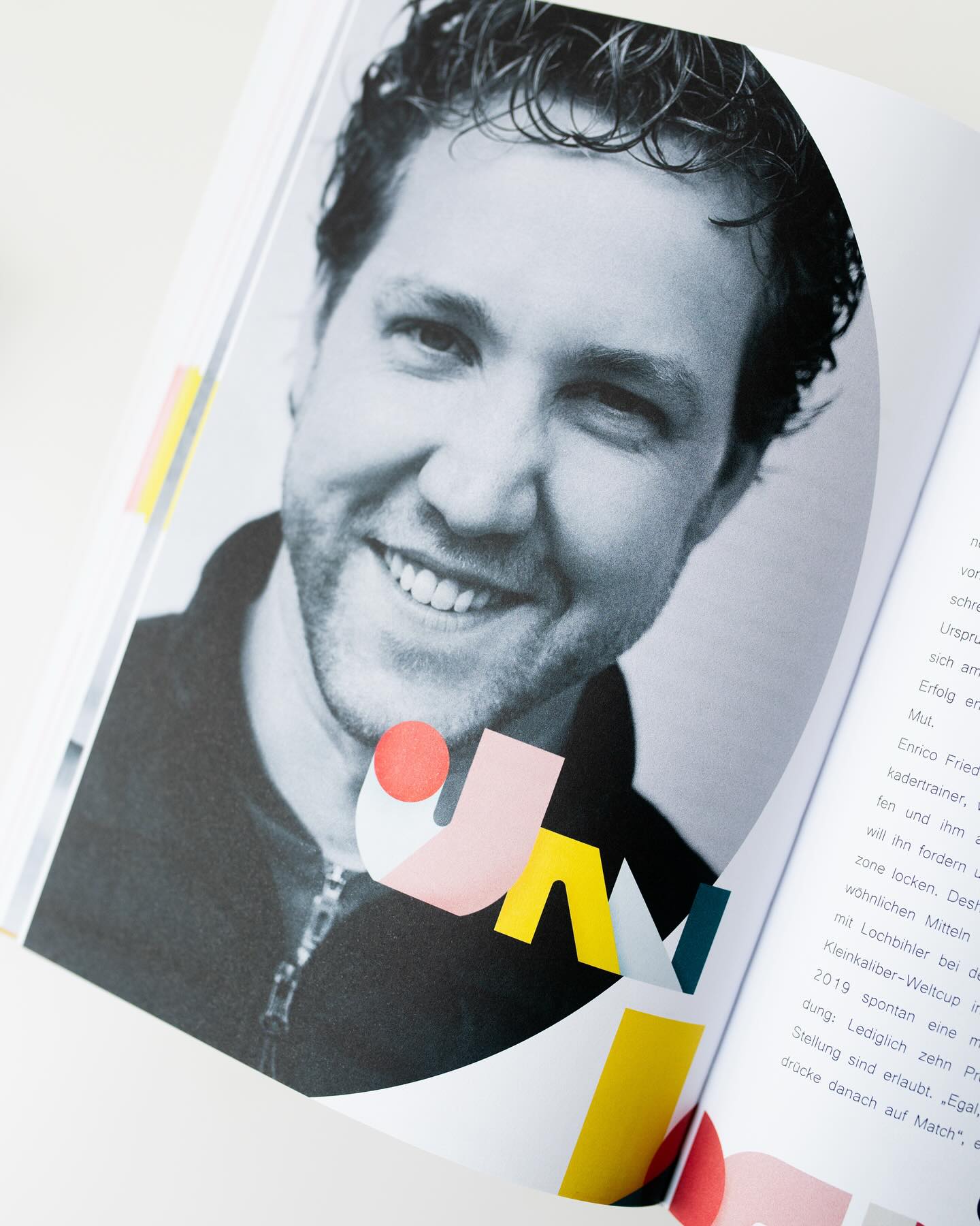 Do you know that most of the portraits in our book were taken by Lisa @lisahaenschphotography?
.
It was such a pleasure to have some of the worlds best athletes in front of our camera. Natural. Pure. Simply the way they are.
.
#portrait #athlete #insights #sportpsychology #sportscience #shootingsports #airrifle #issf
#