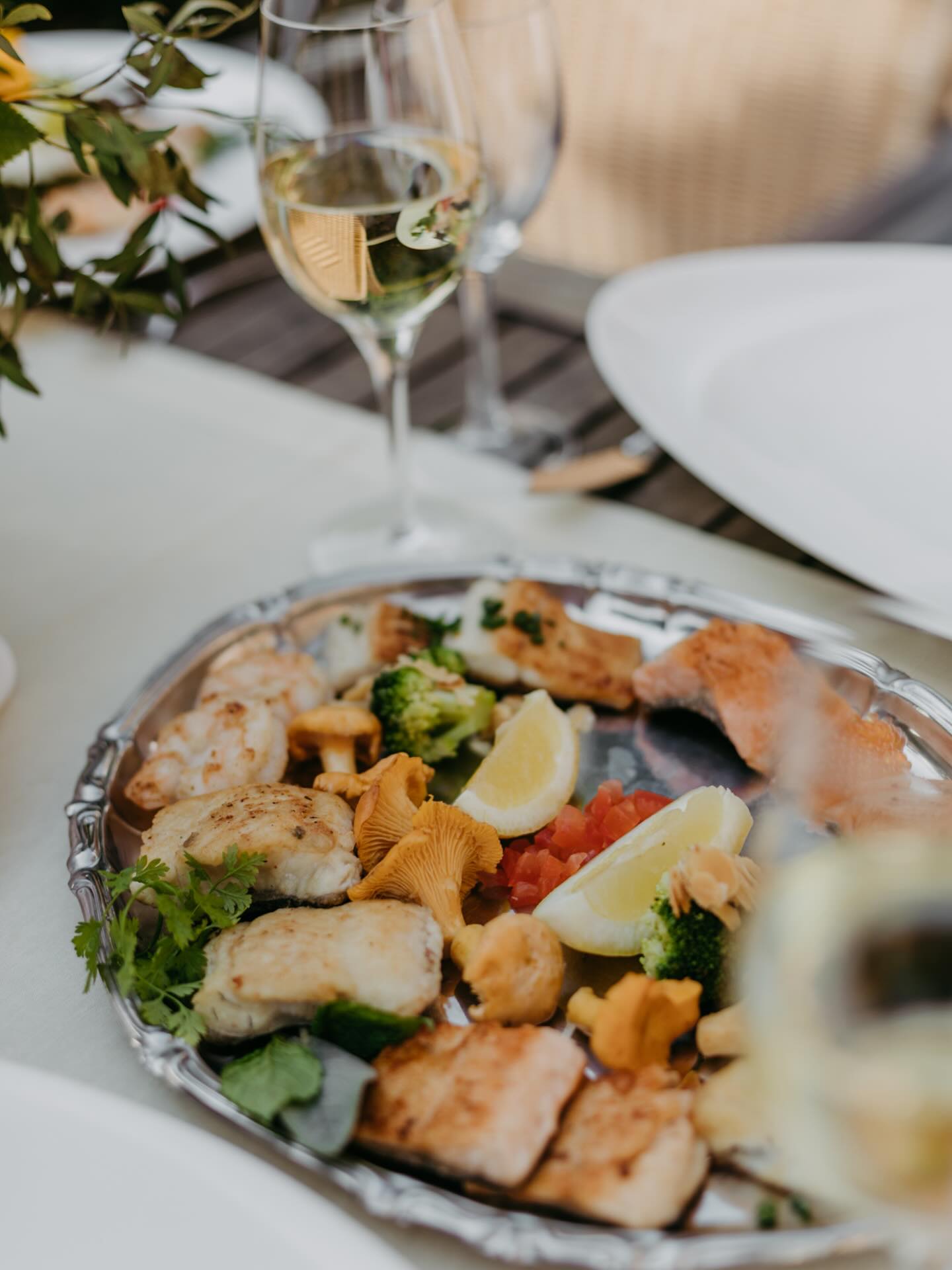 🐟 Natur pur im Nordschwarzwald 🌲
Forelle | Lachsforelle | Saibling | Stör - frisch aus eigener Zucht
Ein Glas Weißwein, der Blick ins Grüne und die Ruhe des Waldes. Hier schmeckt man die kristallklaren Quellen und die unberührte Natur des Schwarzwalds.
Vom Teich direkt auf den Teller - in dieser Idylle wird jeder Bissen zum Genuss.
🌲 Mitten im Wald
🍷 Mit Weißwein genießen
🌿 Pure Schwarzwald-Idylle
#Forellenzucht #Nordschwarzwald #NaturPur #Schwarzwaldidylle #FrischVomTeich #Forelle #Saibling #Stör #Weißwein #WaldGenuss