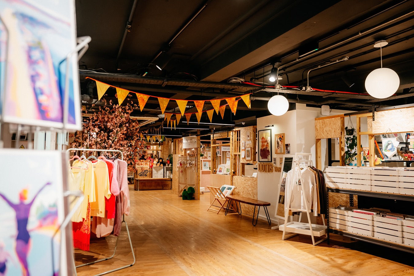 On our Lower Garden Floor you’ll find Bobby’s Emporium, a community of independent businesses bringing something exciting to Bournemouth 🧡
🛍️ Shop local and find👇
A mix of Dorset made goods and produce @southcoastmakersmarket
Crystals, jewellery & magical readings @suchabeautifuldayuk 🔮
Sustainable clothing @millersmind
Pet portraits & dog lover gifting @dotts_yard
Toys & quirky finds @flamingnoras
Original prints & art @mollyandharlequin
📸 @jamesbridlephoto