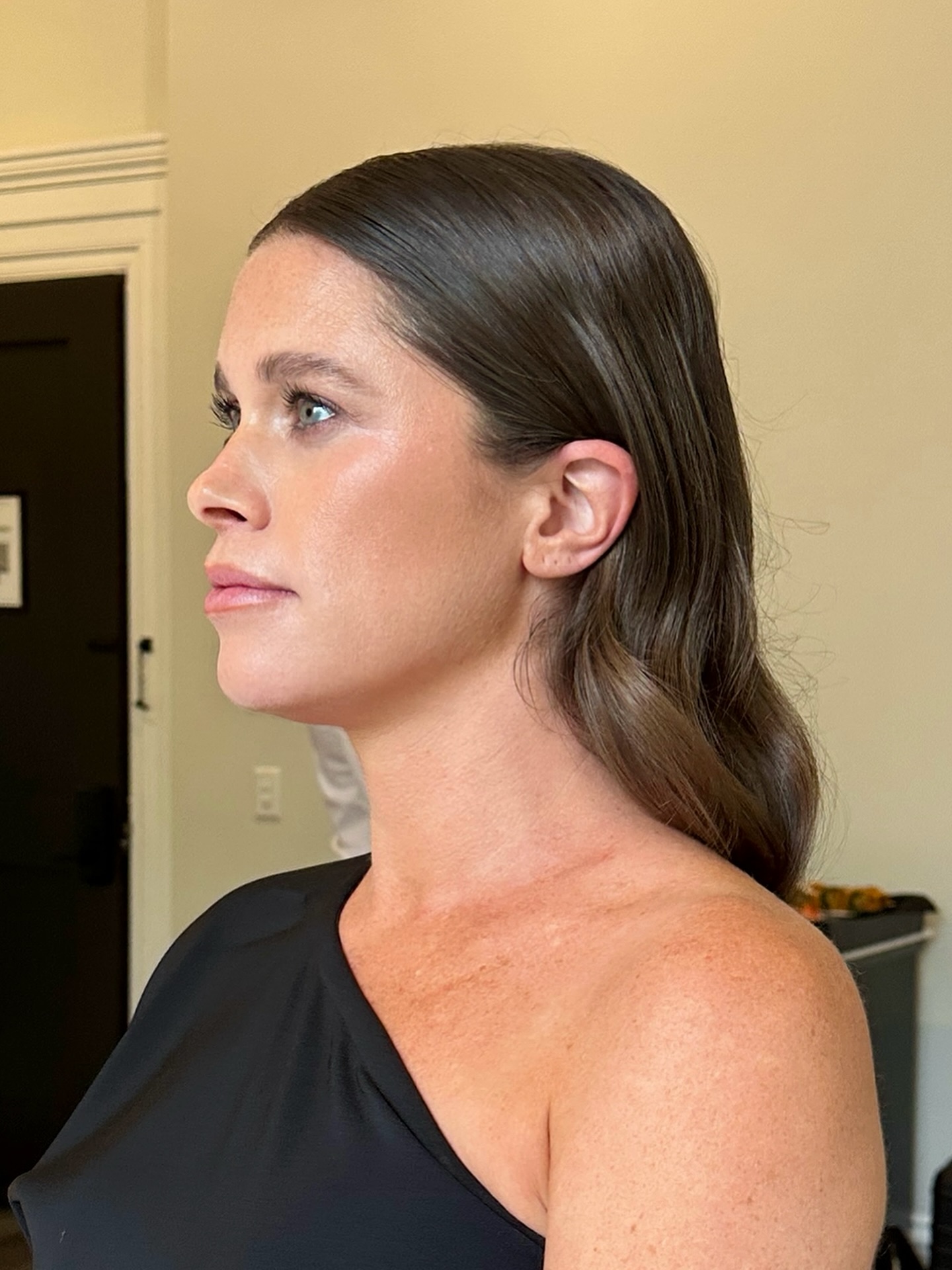 Dewy glass skin + minimalist, natural elevated makeup look for Alli (MOH), with her hair parted in the middle, slicked down, tucked behind the ears, and soft waves down her back = black tie wedding elegance! ✨👌
Beauty used:
@armanibeauty luminous silk foundation
@embryolisseca lait crème moisturizer
@tartecosmetics colour corrector concealer, key largo bronze goddess
@kosas revealer concealer
@rhode glazing milk
@charlottetilbury eyes to mesmerize cream shadows, Hollywood flawless filter, flawless airbrush setting powder, contour wand
@hourglasscosmetics strobe palette
@rarebeauty blush - happy
@anastasiabeverlyhills brow powder
@lorealparis waterproof voluminous mascara
@maybelline gloss
@maccosmetics stay over setting spray
SHARE with a bride-to-be and SAVE for inspo! ✨
Looking for an artist who can elevate your natural beauty, flawlessly?
➡️ DM or click the link in the BIO to book! 📩
Venue: @frontenacclub
#colourationsmakeup
Luxury wedding makeup and hair
Kingston Ontario makeup artist
Kingston Ontario hairstylist
Prince Edward County makeup artist
Prince Edward County hairstylist
1000 islands makeup artist
Quinte West Ontario makeup artist
Eastern Ontario makeup artist
Ottawa makeup artist
Kingston Ontario airbrush makeup artist
Prince Edward county airbrush makeup artist
Soft glam makeup, natural bridal makeup, flawless natural bridal beauty, bridal makeup and hair, flawless airbrush makeup, wedding party makeup and hair, kingston wedding vendors, prince Edward county wedding vendors, 1000 islands wedding vendors, bridal makeup inspiration, wedding makeup inspiration, wedding hair, wedding makeup