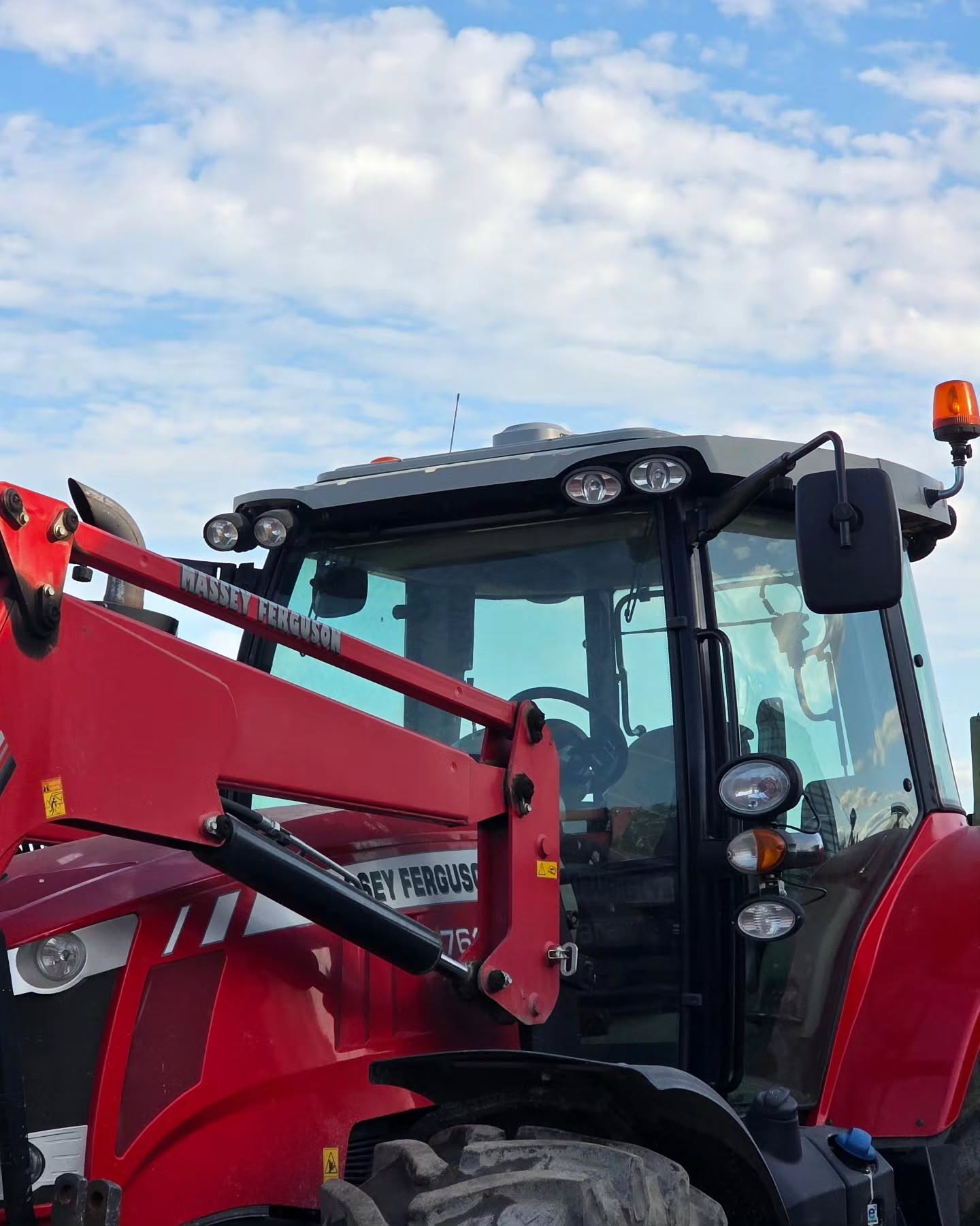Asiakkaallemme Lapualla asennettiin EFIX eSteer 20 MAX automaattiohjauspaketti Ferguun. 🌾 Tämä kone hoitaa tilan muokkaustöitä, joten asennus päätettiin toteuttaa ilman ohjauskulman anturia. Samaa ohjauspakettia tullaan käyttämään myös toisessa koneessa, joten vastaanotintelineeksi valikoitui AGRONAV pikakiinnike. Pakettiin kuuluva kamera asennettiin etukuormaajaan helpottamaan työskentelyä. 🤩
#efixag #efix #agronav #masseyferguson #automaattiohjaus