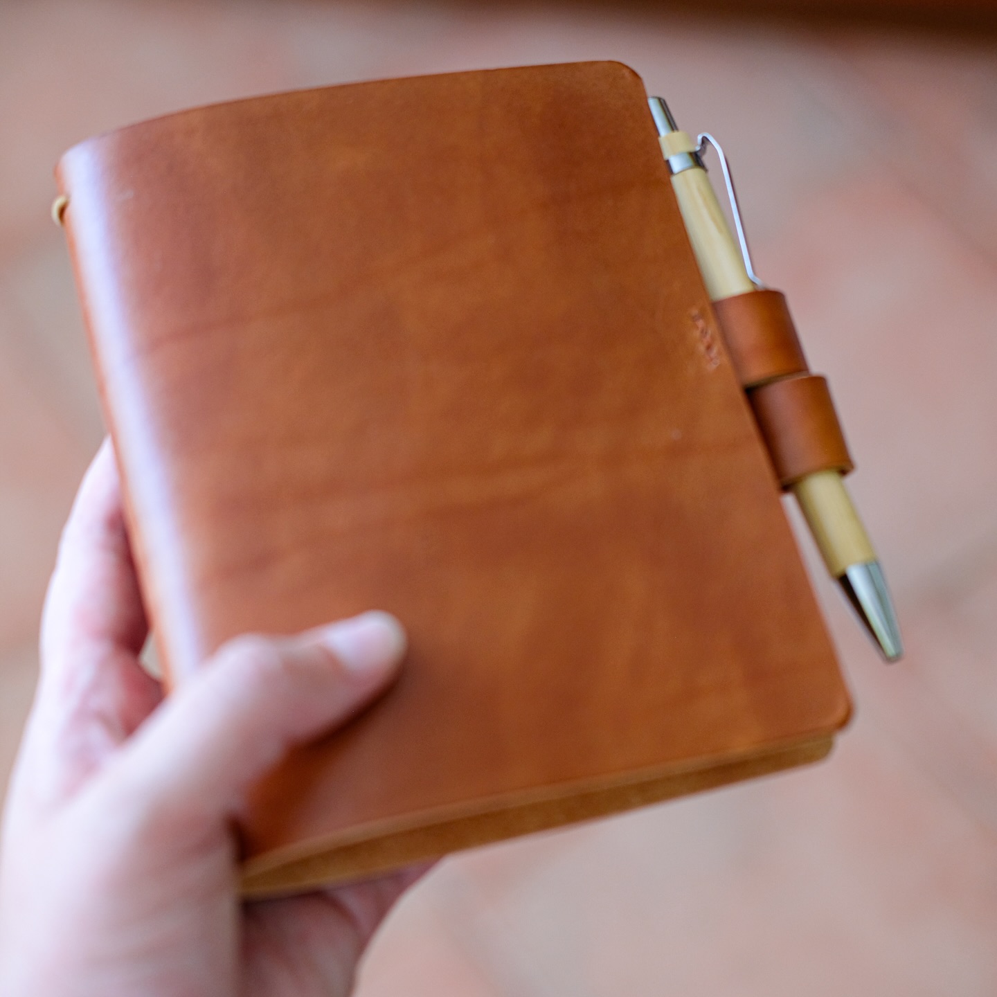 Koňakový obal na zápisníky A6. Spratný spoločník na poznámky s perom v cene :) ✍🏻📖 Možné aj gravírovanie citátu 🤩
#kozenyzapisnik #gravirovanielaserom #slovenskyvyrobca