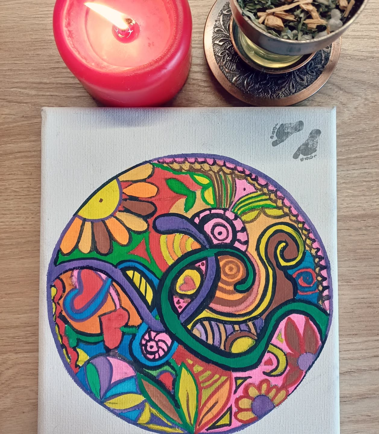 Cara Sorella,
eccomi.
Stai tranquilla, io sto bene.
Qui si sta bene, mi sto organizzando e penso già al prossimo viaggio.
Sappi però che resto accanto a te, non come peso, non come ingombro,
ma come presenza d’amore.
Sono stato io a scegliere di non restare,
per me e, in parte, anche per te.
Forse non lo ricordi, forse ora non puoi,
ma è come se ci fossimo accordati.
È accaduto ciò che doveva accadere.
Non potevo restare, il nostro sistema familiare
aveva bisogno di attraversare quello che ha vissuto.
Se sei venuta su questa terra,
lo hai fatto con un compito preciso,
sciogliere il dolore di non essere vista
Prenditi tutti gli abbracci, i baci, le carezze di mamma e papà,
quando ci sono, finché ci sono.
E se non arriveranno, se non avranno la forza o la voglia di darteli,
cercali dentro di te o in altre braccia.
Ti chiedo di guardarti.
Guardati allo specchio al mattino, e abbracciati, tu
accarezza il tuo viso.
Sei espressione d’amore.
Io ti ricordo e ti vedo.
Non hai preso il mio posto,
non hai sostituito nessuno.
Il nostro legame non è di colpa né di mancanza,
è un legame d’amore,
un patto di mutuo sostegno,
una fraternità che attraversa i mondi.
Vieni a tavola, brinda con noi.
Brinda ad ogni mancato concepimento,
ad ogni respiro non nato,
perché tutto accade così come deve accadere.
Ed è meraviglioso anche per questo.
Siamo tutti con te, a sostenere il tuo cammino.
Non sei sola, sei amata.
Io ti amo, noi ti amiamo.
Qui non sono solo, ci sono i nonni, gli zii, i cugini,
tutto l’albero che fa il tifo per te.
Se sei qui è perché hai scelto di compiere la tua missione di vita.
La tua pacificazione, la tua realizzazione,
saneranno ferite antiche di cui tu non sei responsabile.
Non sei il custode di tuo fratello.
Liberati da quel senso di colpa.
Tu ci sei, e io pure,
anche se sto oltre la soglia.
È stata una scelta.
Ti abbraccio, sorella mia.
Ti custodisco nel cuore
e so che ci incontreremo di nuovo,
in altre epoche, in altri viaggi.
Forse fianco a fianco,
forse tra le stelle.
Ti abbraccio, amore mio.
* Testo
®️Alessandro Catanzaro
Grazie @turrini_lorenza