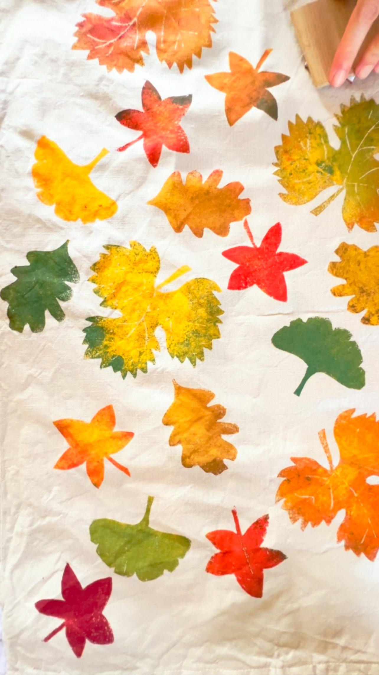 Al workshop al @robettemarket ha scelto di decorare un burazzo (strofinaccio da cucina)? Allora questo è quello che potrai fare! Ma è solo un’idea. Tu farai ciò che la tua fantasia ti suggerisce!
Ci vediamo DOMENICA ai Chiostri di San Pietro (RE).
E siiiií, ho messa una musica malinconica da settembre!!! 🍂🍁🌿🍃❤️