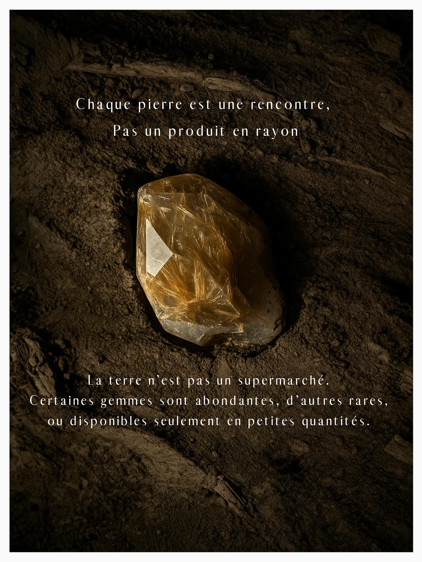 🌍 La terre n’est pas un supermarché : certaines gemmes sont abondantes, d’autres rares, parfois disponibles seulement par petites quantités.
C’est pour cela que mes bijoux naissent en petites séries, parfois limitées, et souvent en pièce unique. Je crée en fonction de ce que je trouve : un lot de pierres, une découverte inattendue lors d’un voyage d’achat… Certaines pièces disparaissent un temps, puis réapparaissent lorsque les pierres redeviennent disponibles.
✨ Chaque bijou est façonné à la main, et parce que chaque pierre est unique, deux créations ne seront jamais parfaitement identiques.
👉 Suivez-moi ici pour découvrir mes trouvailles et les bijoux qui naissent de ces rencontres.
