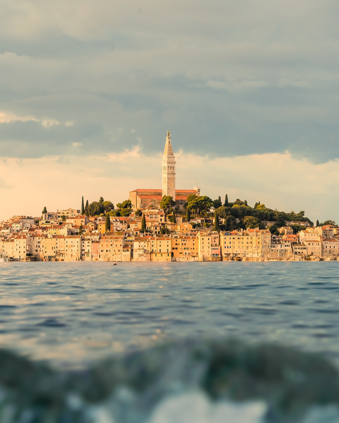 R o v i n j 📍
.
.
.
.
.
#visitrovinj #rovinjcroatia #sunrise #gutenmorgen #travelphotography #vanlife #croatia #sunrisebeach #rovinjsunrise