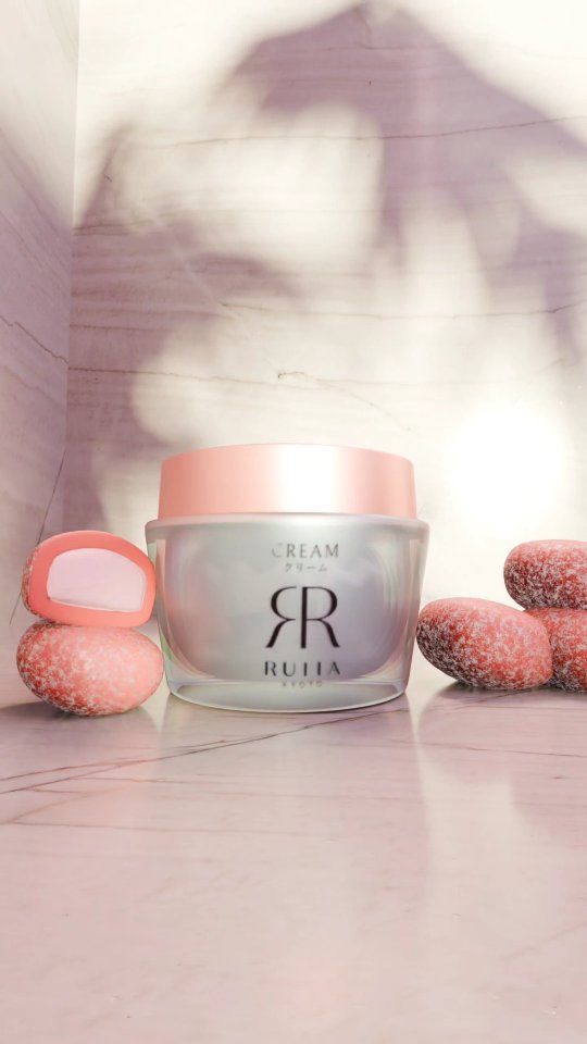 ✨ New drop! ✨ Just finished this dreamy animation for @ruiiakyoto their product is as soft + bouncy as mochi 🍡💖
Inspired by a photo by @ukphotopopova, I wanted to bring this texture to life with soft lighting + squishy dynamics.
Would you try a moisturizer that feels like mochi? 👇