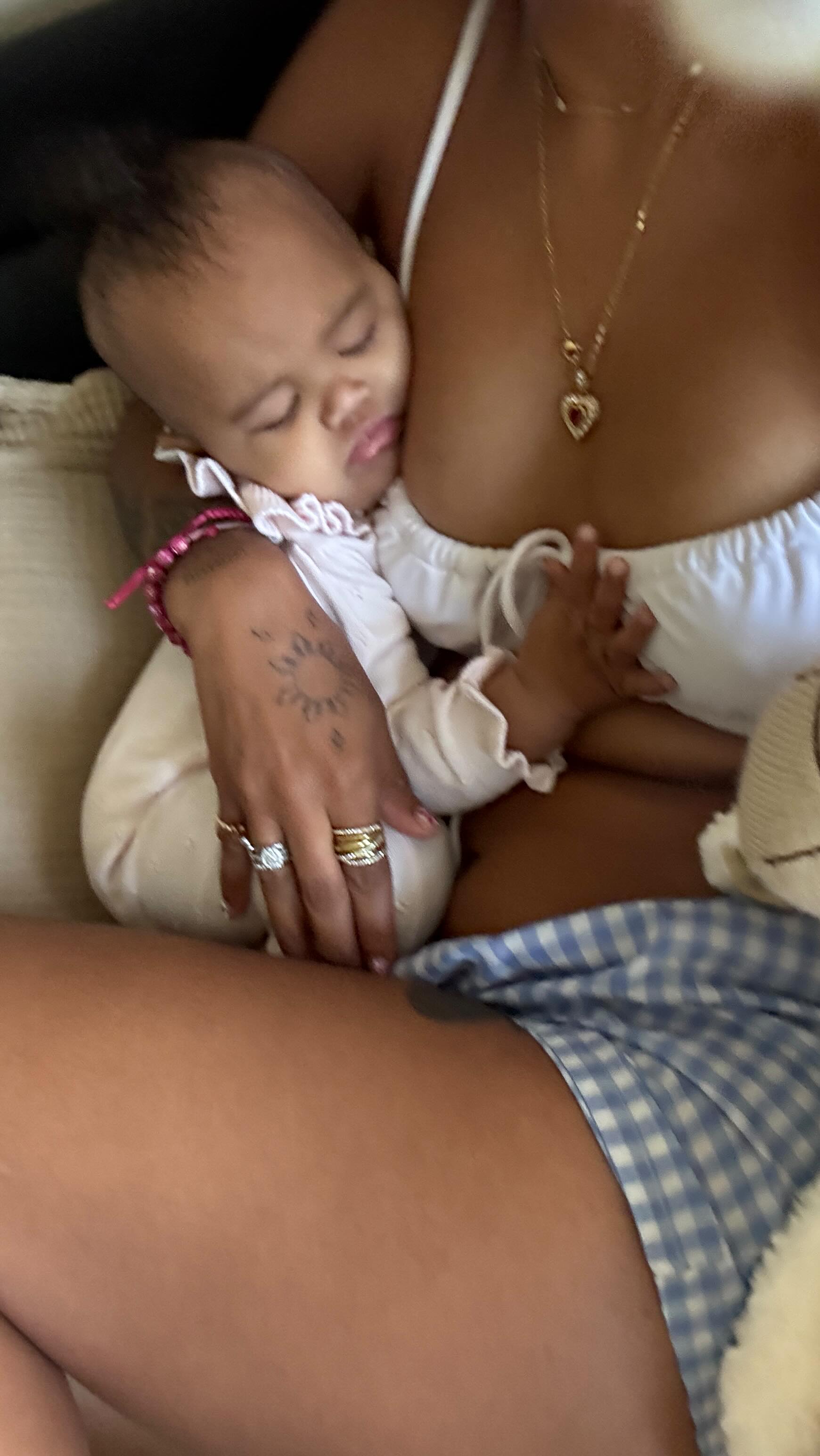 ✨liquid gold = colostrum🌟
we really made it 7 months without her getting sick 🥹💚
just one teaspoon of colostrum can contain over 5 million living cells; including white blood cells, stem cells, and antibodies. designed to protect your baby from infection and help their immune system develop. 🍼💛
feeding even a small amount of colostrum means you can offer your baby protection and nourishment in those early, vulnerable days (even during the first flu of the season)🤒💫
#breastfeedingisbeautiful #blackbreastfeeding #lactationcounselor #palmbaydoula #blackdoula