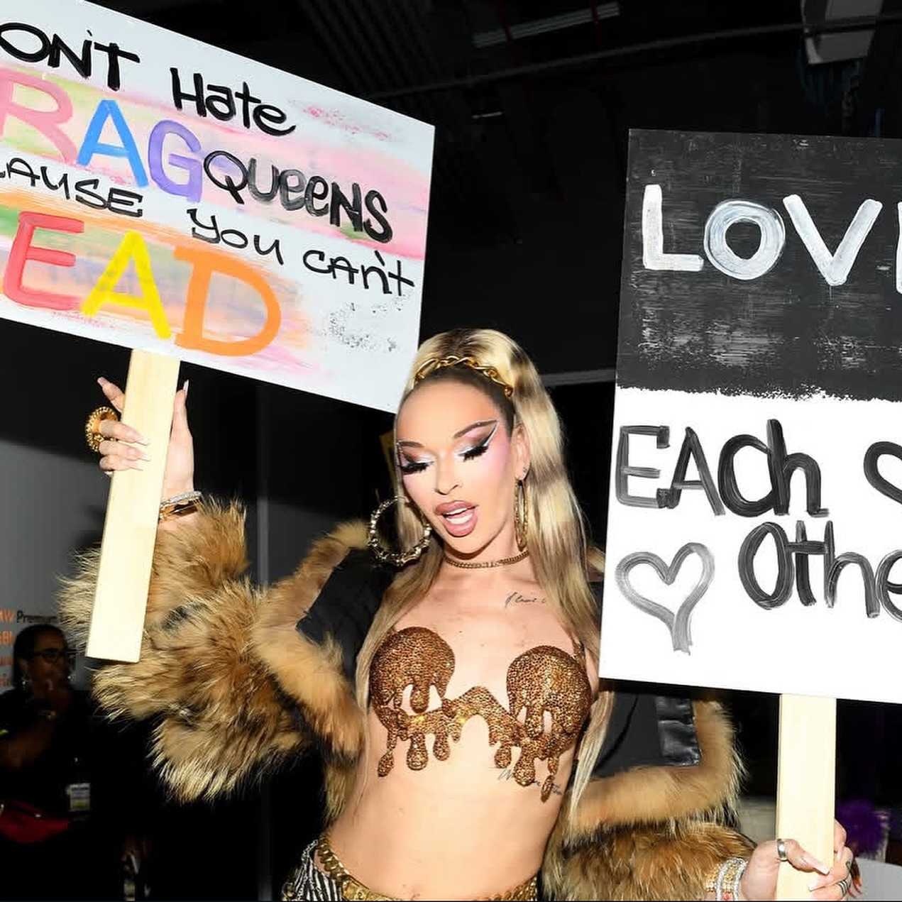 First outfit seen at the VMA for @sabrinacarpenter show with the beauty @mslexilove wearing our new gold 3d print drop bra ❤️
.
Thank you @thearchshow best showroom in LA ❤️
.
#fashion #vma #sabrinacarpenter