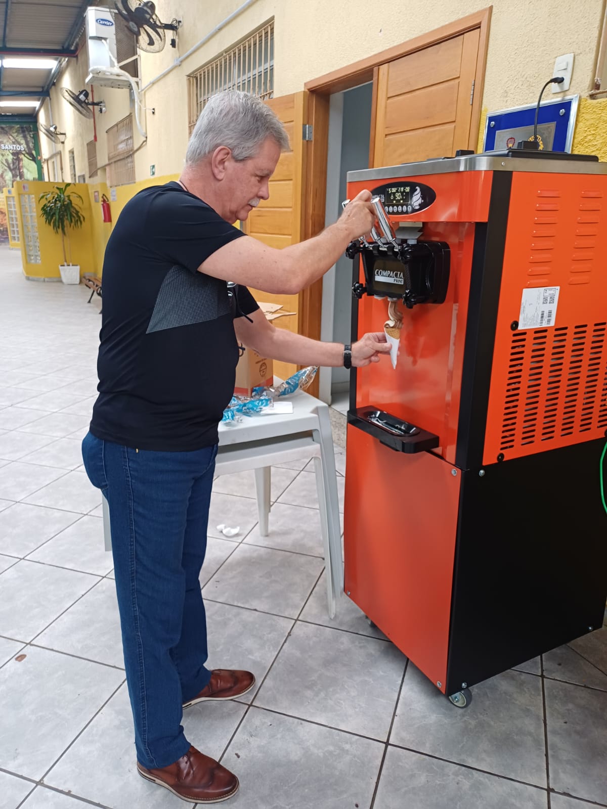 🍦✨ Uma tarde mágica no Educandário Santista! ✨🍦
Hoje foi um dia inesquecível para nossas crianças! 😍 Com muita alegria, inauguramos nossa nova máquina de sorvete, que vai nos permitir preparar delícias geladinhas e adoçar ainda mais os dias dos nossos pequenos. 🥰🍨
O sorriso no rosto de cada criança fez tudo valer a pena! 💛 Foi uma tarde de festa, brincadeiras e muito sorvete, um momento simples, mas cheio de amor e significado.
E tudo isso só é possível porque você faz parte dessa corrente do bem. 🙏 A doação é importante 💛 Cada contribuição se transforma em alegria, cuidado e oportunidades para as 668 crianças que atendemos todos os dias.
Continuem caminhando conosco. Juntos, estamos construindo um futuro mais doce e feliz para nossas crianças! 💛🍦
#Sorvete #DiaDeAlegria #Felicidade #CriançasFelizes #Gratidão #Solidariedade #Amor #Doe #DoeAmor #EventoSolidário #Sorrisos #Família #Diversão #AmorAoPróximo #FuturoMelhor #DoeAlegria #Ajude #Compartilhe #Alegria