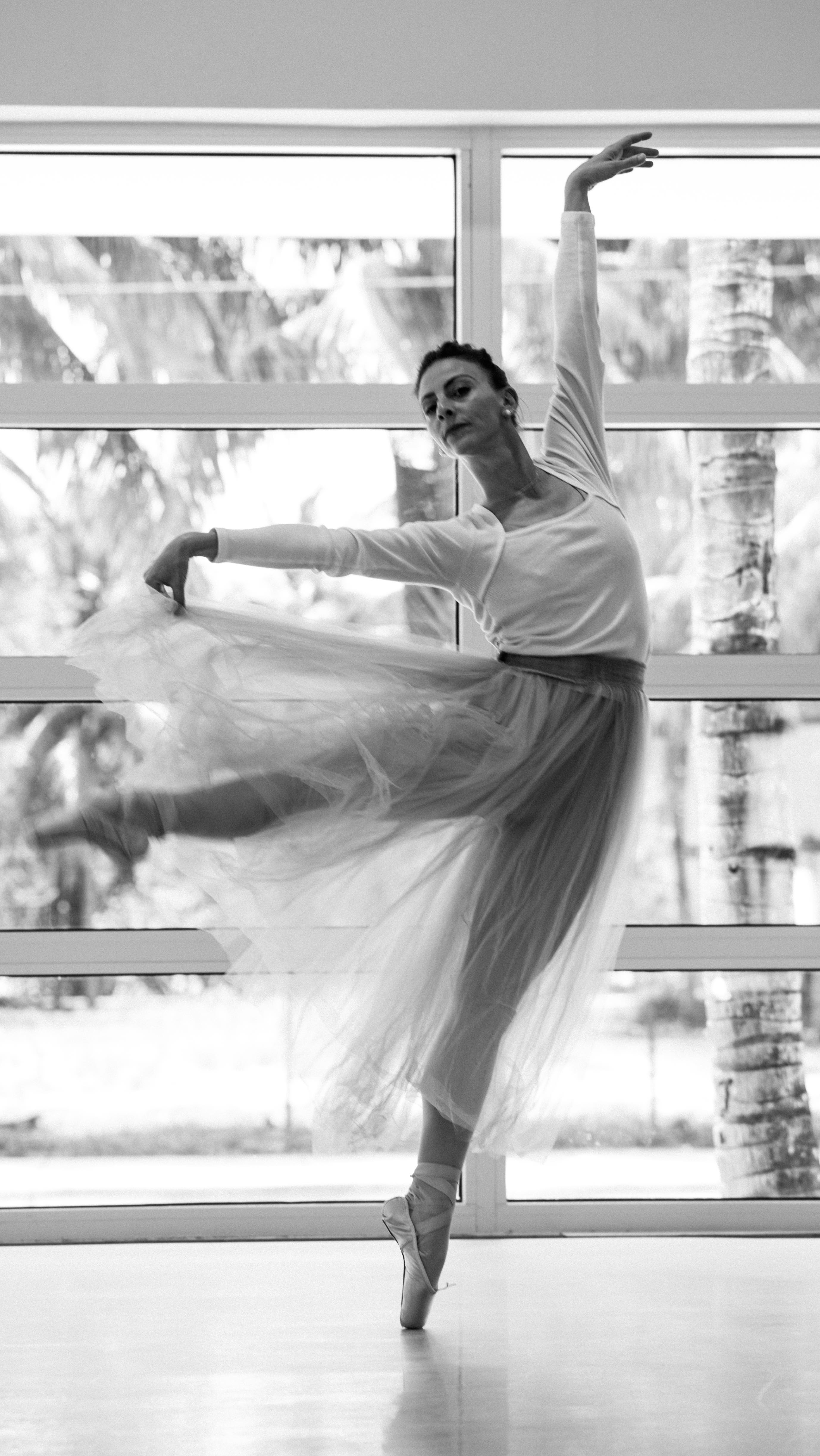 🎙️ Beyond the Spotlight | FPP for the seasoned pro! | If you answer yes to any of these…Trying to regain momentum, navigate a transition outside of dance, deciding whether to attend school, managing new role responsibilities, dealing with casting challenges or lack of improvement, managing pressure onstage to uphold ballets, trying to understand company differences, changing companies, difficulty networking, or simply trying to communicate and advocate better, Beyond the Spotlight is designed for you! Single sessions and plans available on demand! 🔗 in bio. Email with inquiries!