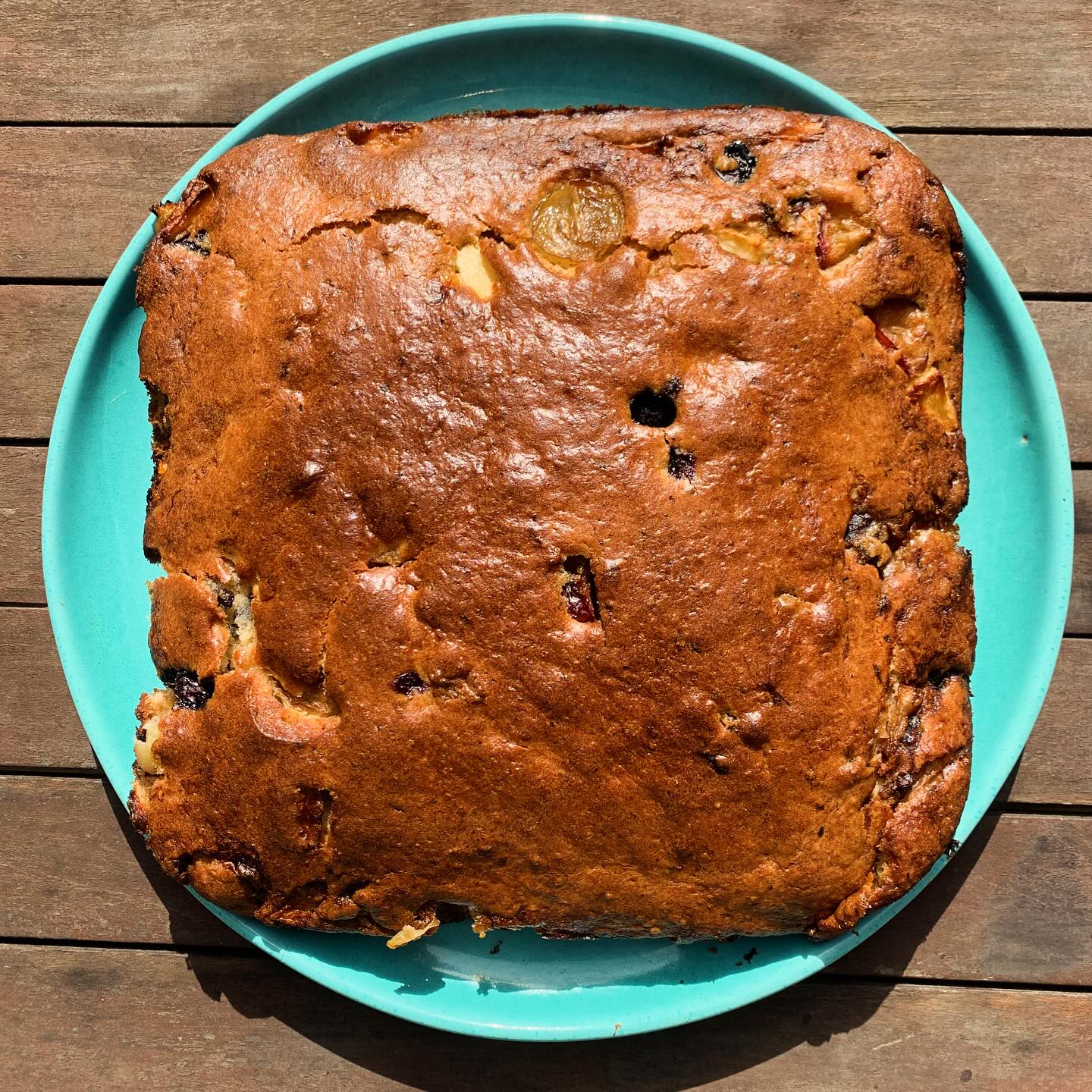 Et voilà un cake en version carré 😅 merci merci @nutribiote pour la super recette au levain ! A vrai dire j'ai remplacé la poudre d'amande et les noix moulues par des noisettes moulues, les prunes par des fruits divers, et divisé par 3 la quantité de sucre, remplacé par du miel... 😵💫😵💫 Mais c'était absolument divin, d'une légèreté incroyable 🙏🏻🙏🏻🙏🏻. .
.
#BonAppetit !
.
+ de 170 recettes et astuces sur
www.delicieuxsanssucre.com
Ou lien cliquable dans ma bio @delicieuxsanssucre
.
⚠️ Allez faire un tour sur la page du magnifique 🍀programme TAPAS🍀que je vous ai concocté, pour trouver l'alimentation qui vous conviendra à VOUS 🎯... Lien en bio...
>>Commentez YES et je vous envoie une surprise 😄😄
.
.
.
#Transformezvotrealimentation #alimentationIntuitive
#MangerMieux #MieuxManger #Alimentation #AlimentationSaine #Flexitarien #FaitMaison #DansMonAssiette #MangerSain #MangerSainement #cestropbon #EquilibreAlimentaire #ReequilibrageAlimentaire #DelicieuxSansSucre #IgBas #IndexGlycemiqueBas #RegimeIgBas #miam #miamMiam #VraimentSain #SansGluten #gourmand #Bio #fruitsdesaison