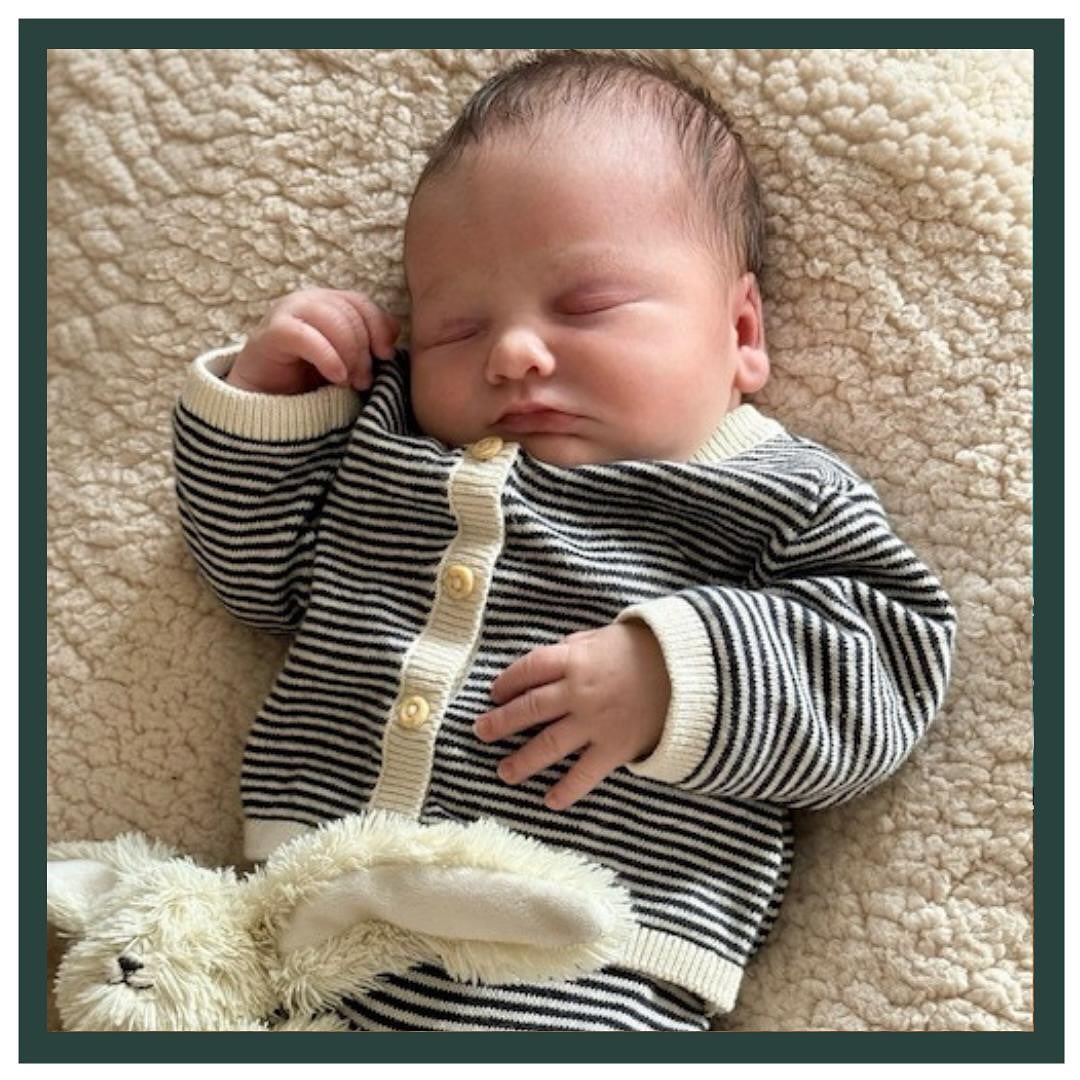 WELKOM LUCA! 💙
Dit knappe kereltje heet Luca. Hij werd vliegensvlug thuis in Dongen geboren op 2-9-2025 om 12:45 uur. Hij woog 3380 gram bij 38+3 weken.
Nikki belde vroeg in de ochtend al even naar Joyce om te overleggen. 📞 Ze had 2x een beetje vochtverlies gehad en twijfelde of haar vliezen misschien gebroken waren. Omdat het vocht helder was van kleur besloten we even af te wachten. Bij gebroken vliezen wachten we immers toch eerst af of er weeen komen. Even later hadden Joyce en Thomas even contact, de weeen leken te beginnen en Nikki had wat bloedverlies. De hoeveelheid bloedverlies was niet zorgelijk en de weeen waren nog beginnend, dus we besloten opnieuw om het nog even af te wachten. ⌛
1,5 uur na het starten van de weeen belde Thomas terug. De weeen kwamen nu regelmatig en werden intenser. We spraken af dat Joyce thuis langs zou komen voor een controle. Een half uurtje later stapte ze bij Nikki de slaapkamer binnen en geloofde bijna haar ogen niet! 😱 Toen Nikki een wee kreeg waren er in de verte al donkere haartjes zichtbaar! Het ging dus enorm snel! Joyce zette vliegensvlug wat spulletjes klaar en zette Thomas aan het werk om emmers en doeken te verzamelen. Nikki was ondertussen heel rustig en zuchtte dapper haar weeen weg. 💪 Niet veel later mocht ze toegeven aan de druk die ze voelde, en na 20 minuten persen werd een prachtig kereltje geboren. 😍 Er volgde tranen van geluk en ontlading, wat een achtbaan was dit!
Lieve Nikki & Thomas, van harte gefeliciteerd met jullie knappe zoon! Wat hebben jullie het onwijs knap gedaan samen, jullie mogen trots zijn! We wensen jullie heel veel geluk samen. Veel liefs, team LEV. 🤍
#welkom #levbaby #verloskundigenlev #liefdevol #vertrouwd #baby