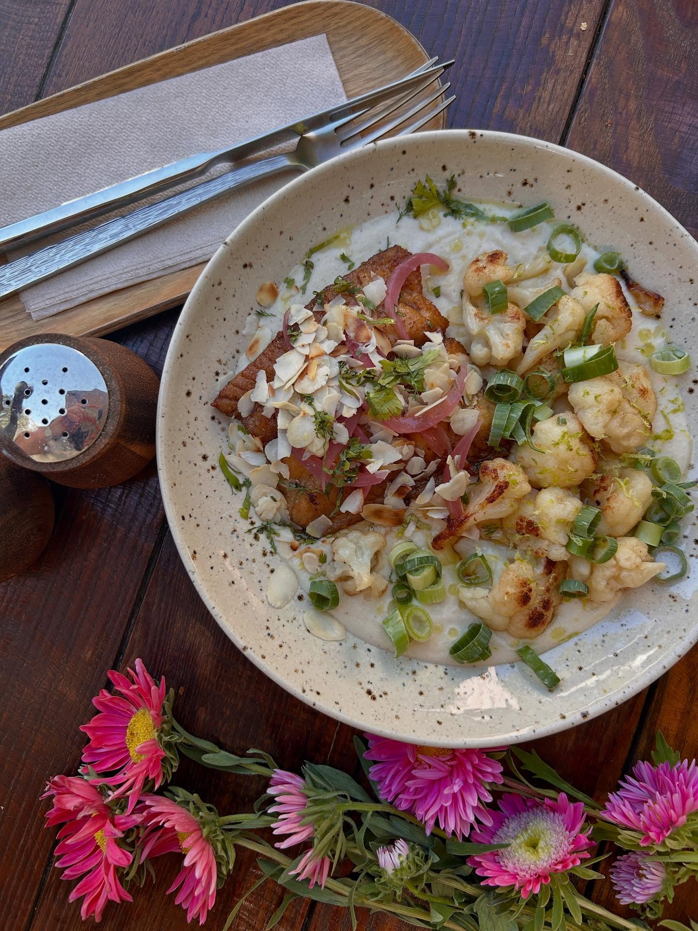 Heti ajánlat (2025.09.15.-2025.09.21.)
Hétfő-péntek 11.30-15.00
Szombat-vasárnap 11.30-17.00 
Csicseriborsó krémleves lencsesalátával
Zöldborsóleves csipetkével
Fűszeres harcsa mandulás karfiolkrémmel
Narancsos császár babsalátával
Csípős ázsiai quinoa pirított tofuval
Cukkini veloutés tagliatelle parmezán forgáccsal
#emmarozs #sourdough #bistro #szeged