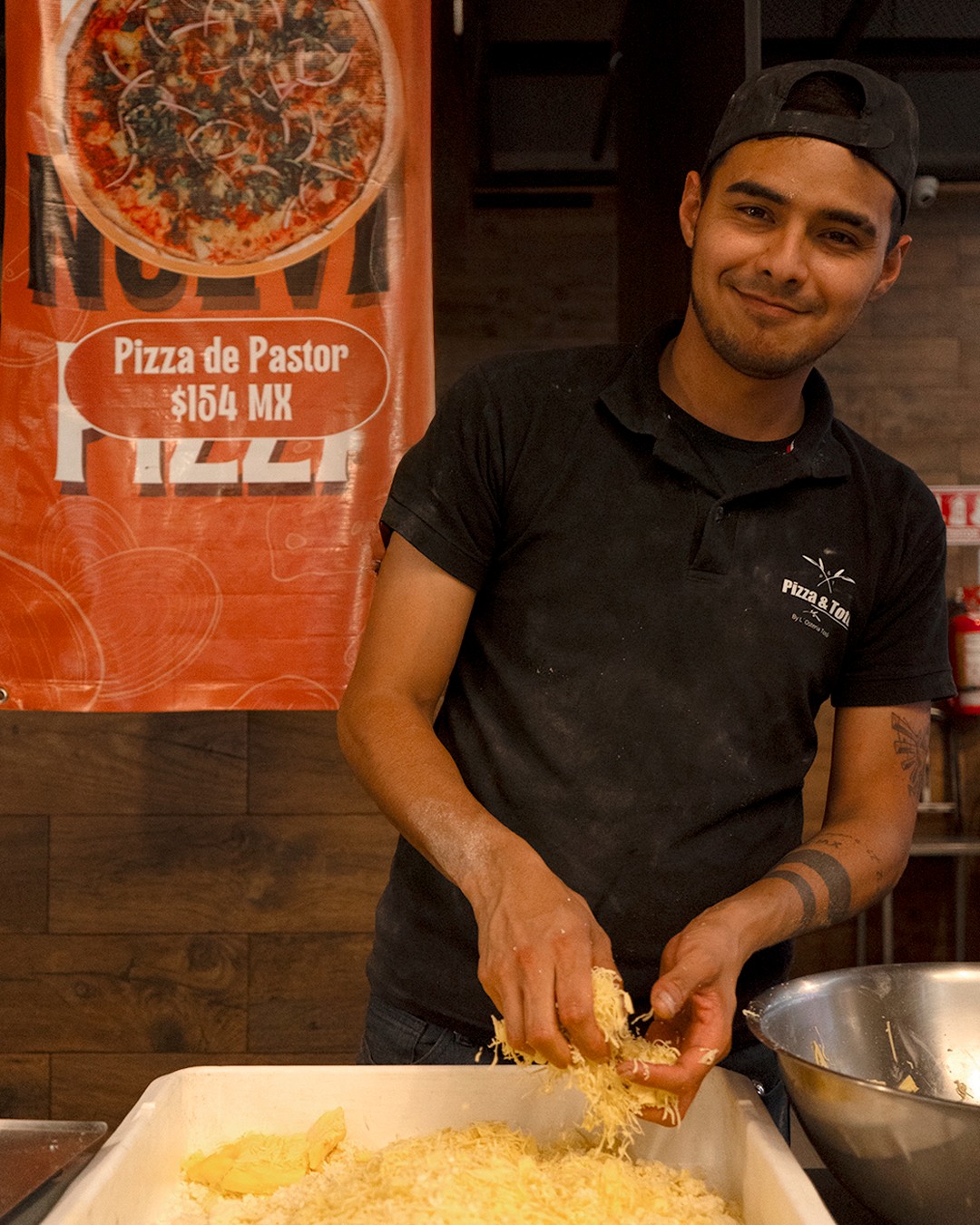 Cuando hay buena actitud en la cocina, el resultado solo puede ser delicioso. 🍕🔥
Queso fresco, recetas únicas y la dedicación de nuestro equipo.
📍 Visítanos en Explanada Pachuca y Explanada Puebla y déjate conquistar por el sabor de siempre.
.
.
.
#PizzaLovers #PizzaSaludable #CocinaItaliana #ItalianFood #PizzaDeliciosa #HealthyPizza #PizzaSinCulpa #AmantesDeLaPizza