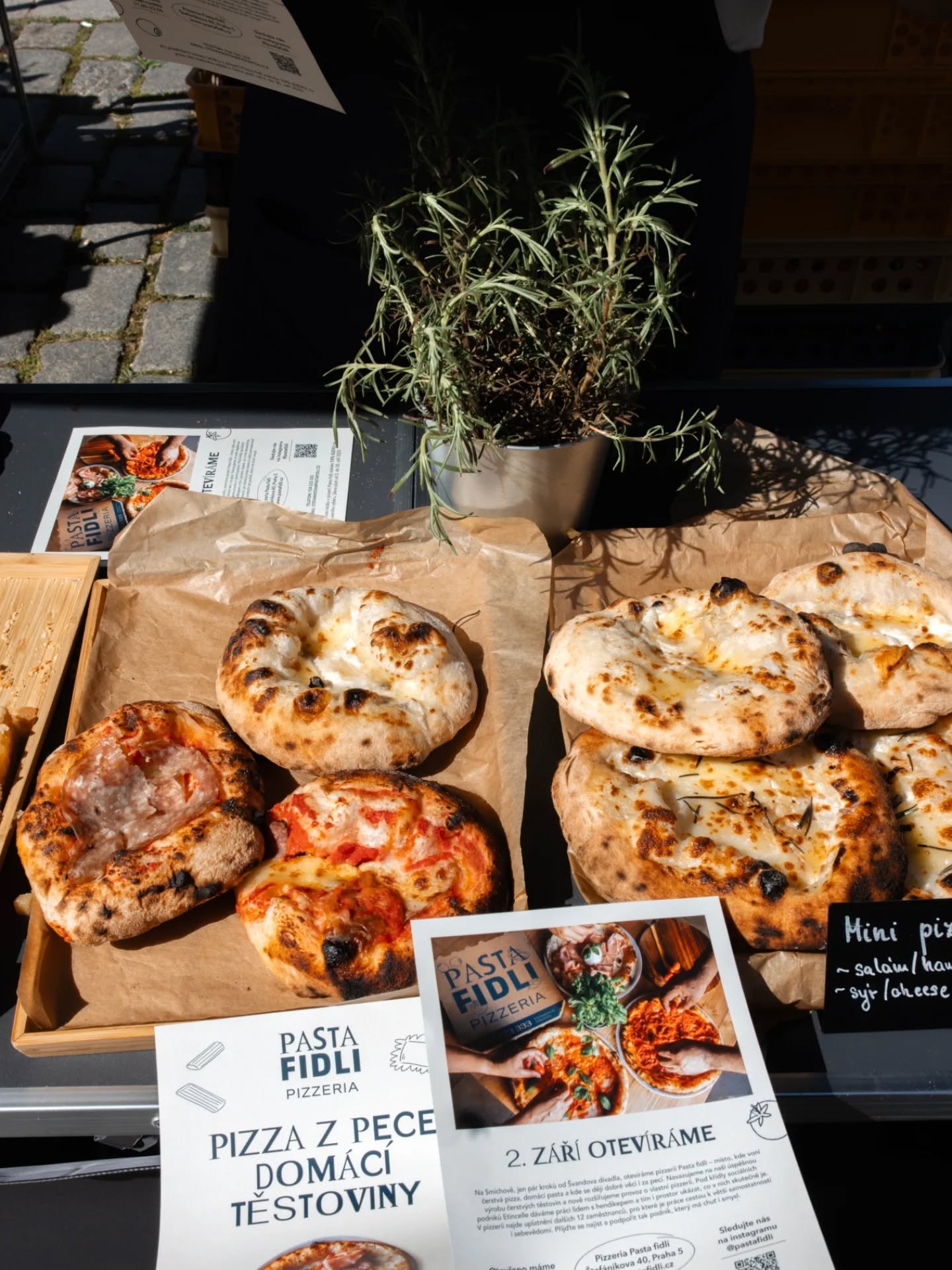 🙏✨ Děkujeme @ftnaplavka za možnost být součástí sobotních trhů! ✨🙏
Bylo skvělé potkat se s vámi, povyprávět vám o naší práci a představit i naši úplně novou „sestřičku“ – pizzerii Pasta Fidli. 🍕
A soudě podle toho, jak rychle mizely naše minipizzy, chutnala vám stejně jako nám. 💛
Těšíme se na další setkání – ať už na trzích, nebo přímo u nás v kavárnách a bistrech.
#Etincellecz #MeziRadky #SocialniPodnik #PastaFidli #Naplavka #pizzeriaPastafidli #hendikepneniprekazka