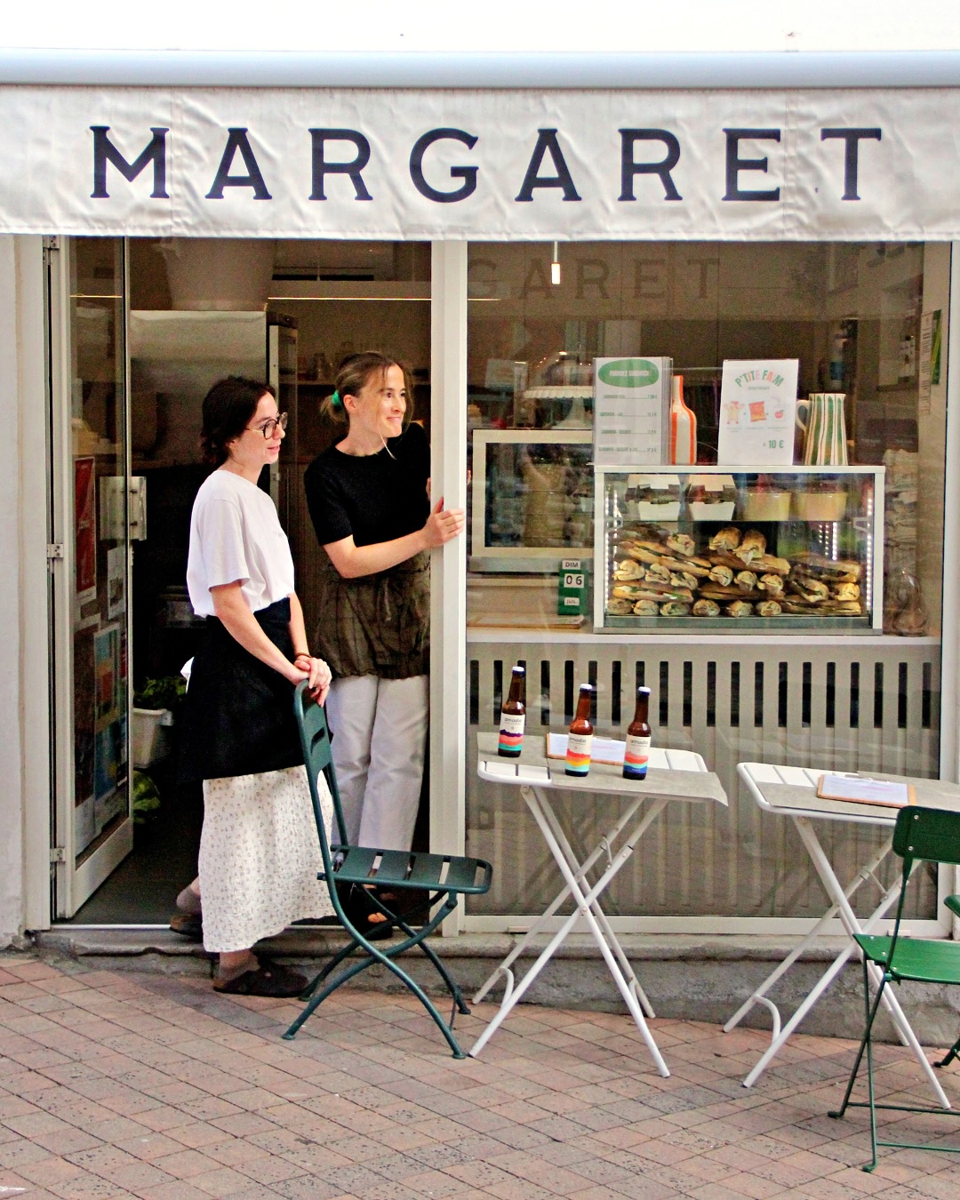 En plein cœur de Biarritz, à deux pas de la plage, Margaret c’est des produits frais, locaux, préparés chaque jour sur place
Depuis l’ouverture, en 2022 vous pouvez y trouver notre bière 🍺
À consommer sur place ou à emporter !
Merci Lisa pour ta confiance 🙌🏽
#amodio #modern #craft #basque #beer #paysbasque #snack #biarritz #food #takeaway
L’abus d’alcool est dangereux pour la santé, à consommer avec modération.