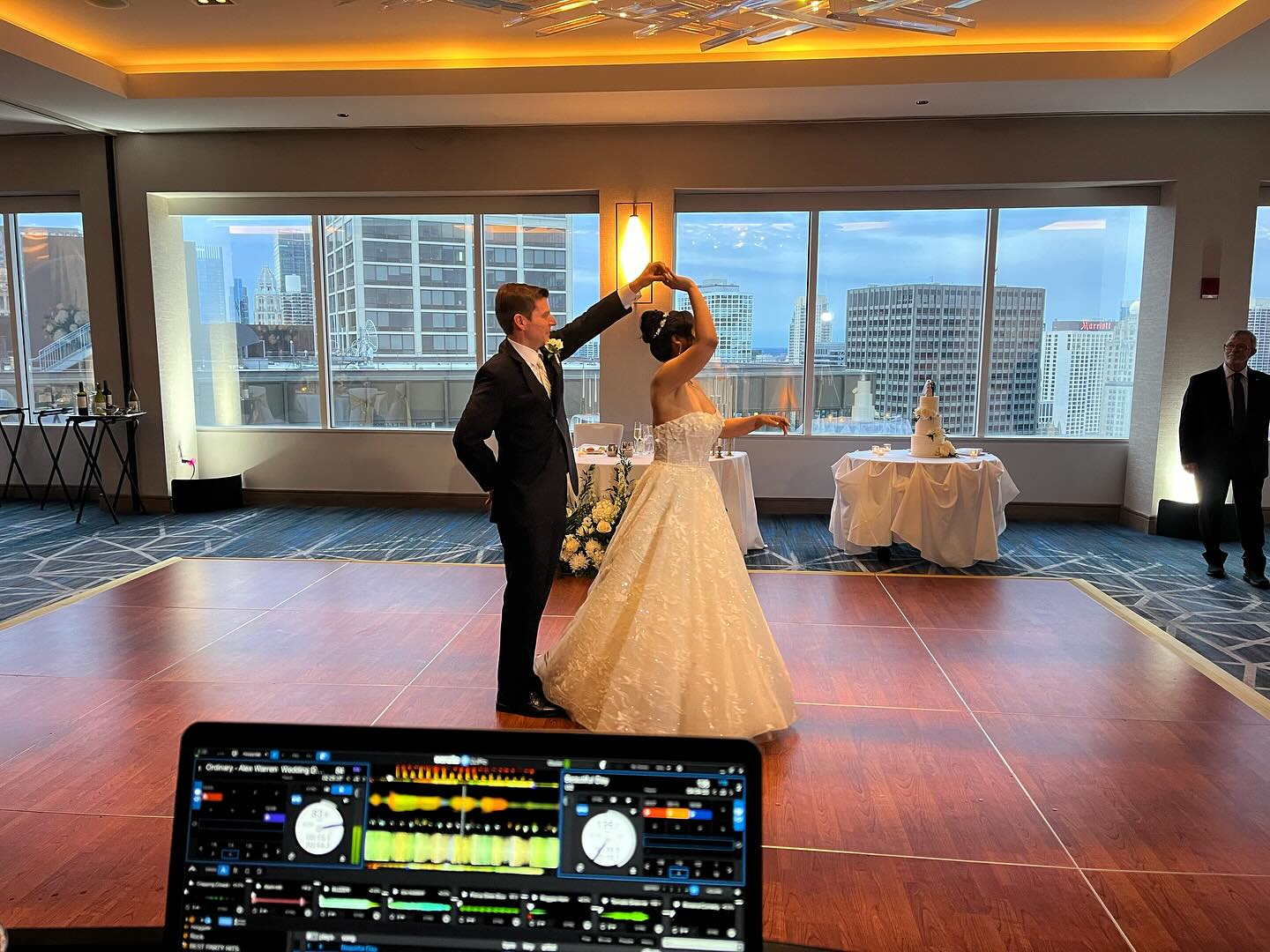 American boy ties the knot with Peruvian girl. This combination reminded me of Miami where I did hundreds of mixed weddings. This one intimate but the music was ❤️🎶🎉