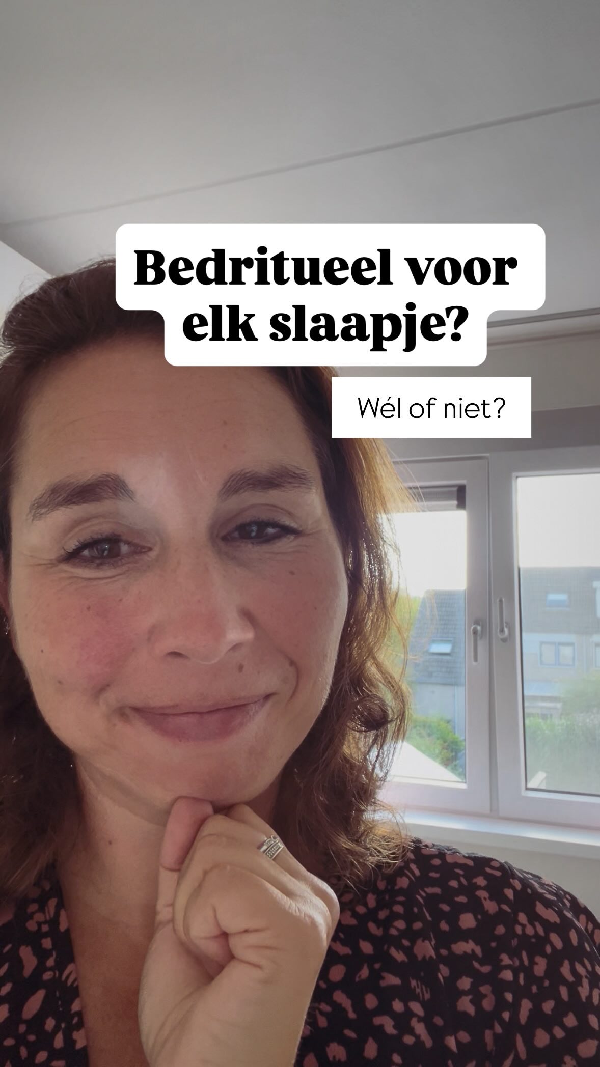 💫 Wel of geen bedritueel voor elk slaapje?
Het bedtijdritueel is een belangrijk onderdeel van het naar bed brengen van je kindje. Het ritueel zorgt ervoor dat je kindje wordt voorbereid op het slapen. Het lijf heeft even tijd nodig om te schakelen van wakker zijn naar ontspannen en in slaap vallen. Leg je je kindje te snel in bed, dan kan die overgang te groot zijn en kan het voor jouw kindje lastiger zijn om in slaap te vallen.
—> Letterlijk de hormonen in het lijfje anticiperen op het feit dat het slapen eraan komt als je steeds hetzelfde doet. Hoe mooi is dat?🤩
Overdag mag je voor het ritueel zo’n 10 minuten de tijd nemen. In de avond mag het ritueel wel 20-30 minuten zijn.
❣️Vaak denken ouders dat ze het bedtijdritueel alleen moeten doen als hun kindje in bed gaat slapen.
Maar een bedtijdritueel is belangrijk VOOR ELK SLAAPJE, ook als dit op een andere slaapplek is zoals de kinderwagen, draagzak of wagen.
✨Waarom?
-> Door het slaapje aan te kondigen zal je kindje makkelijker en sneller in slaap vallen
-> Door het ritueel voor elk slaapje te doen zal je kindje dit steeds beter herkennen waardoor slapen makkelijker gaat
-> In de kinderwagen, draagzak(of auto) kun je met het ritueel onderscheid maken tussen een gezellige wandeling of slaaptijd. Je kindje snapt dan beter of het in de wagen mag gaan slapen of gezellig rond mag kijken.
‘Maar doe ik het ritueel dan ook in de slaapkamer, ook al ga ik daarna buiten zitten wandelen?’
🔥Ja! Je ritueel mag steeds hetzelfde zijn. Met kleine aanpassingen natuurlijk zoals de slaapzak die je vervangt door een jasje als je naar buiten gaat. En je hoeft natuurlijk niet álles precies hetzelfde te doen. Maar dezelfde handelingen zoals luier verschonen, speentje aangeven, liedje zingen, boekje lezen etc. —> DOEN🙏🏻.
P.s. Ken je ónze bedritueelkaartjes al voor kindjes vanaf 2 jr. oud? Een prachtig middel om houvast en kaders te geven voor minder strijd bij bedtijd (klik op de post voor de link).
💫Tip: Kijk onze inspirerende drieluik nog eens terug van 17, 18. & 19 dec.2023. Heb je meer vragen of wil je eens sparren? We denken altijd graag met je mee!
Liefs, ❤️Patricia & team