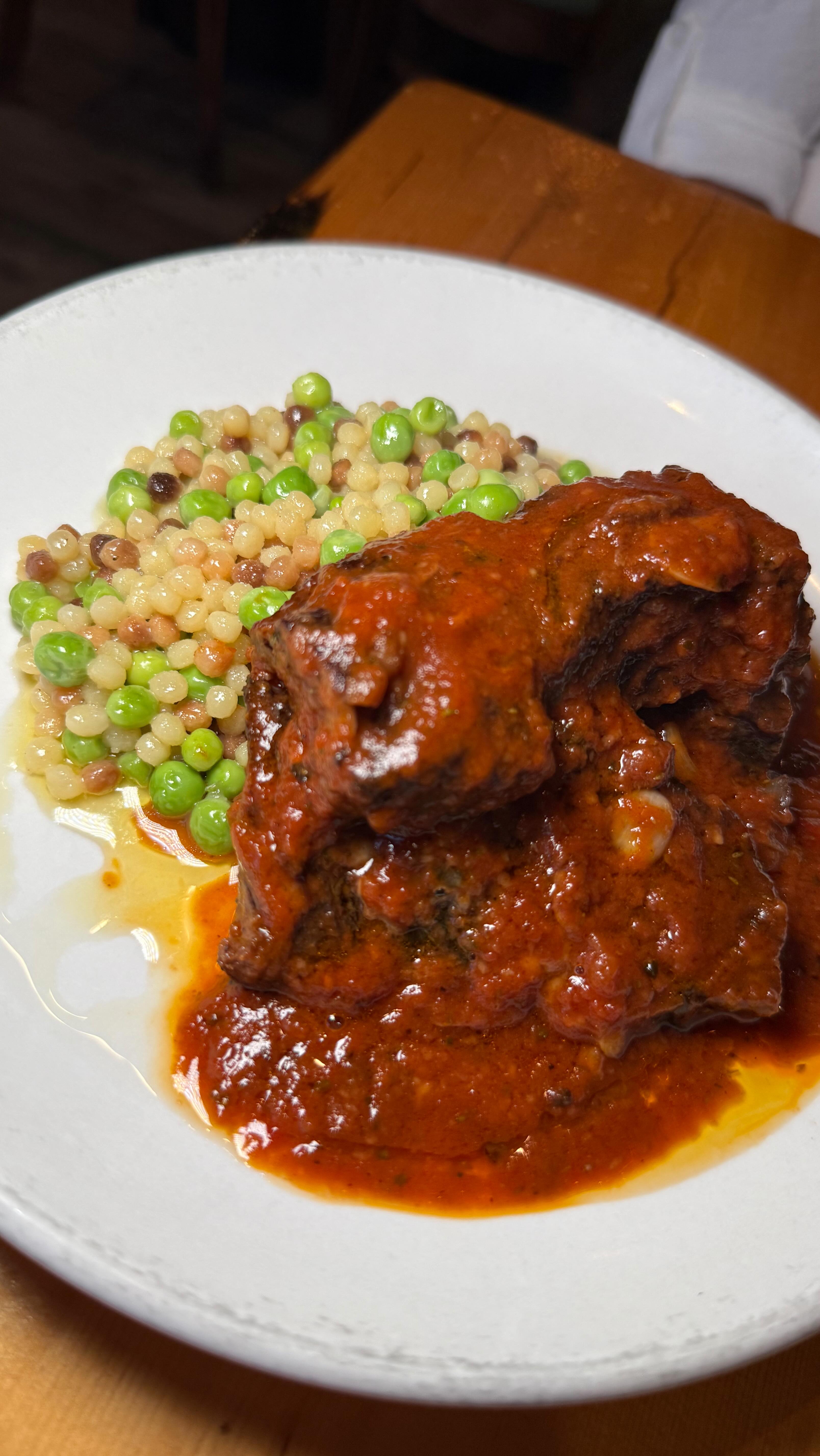 Short ribs “pizzaiola”: slow cooked with tomato, sicilian oregano & natural sauce, fregula & peas😍
.
.
.
.
.
#copperkettlecafe #hartsdale #scarsdale #dobbsferry #westchestereats #foodporn #hartsdaleeats #westchester #comfortfood #nyeats #nyrestaurant #newyorkeats #newyorkrestaurant