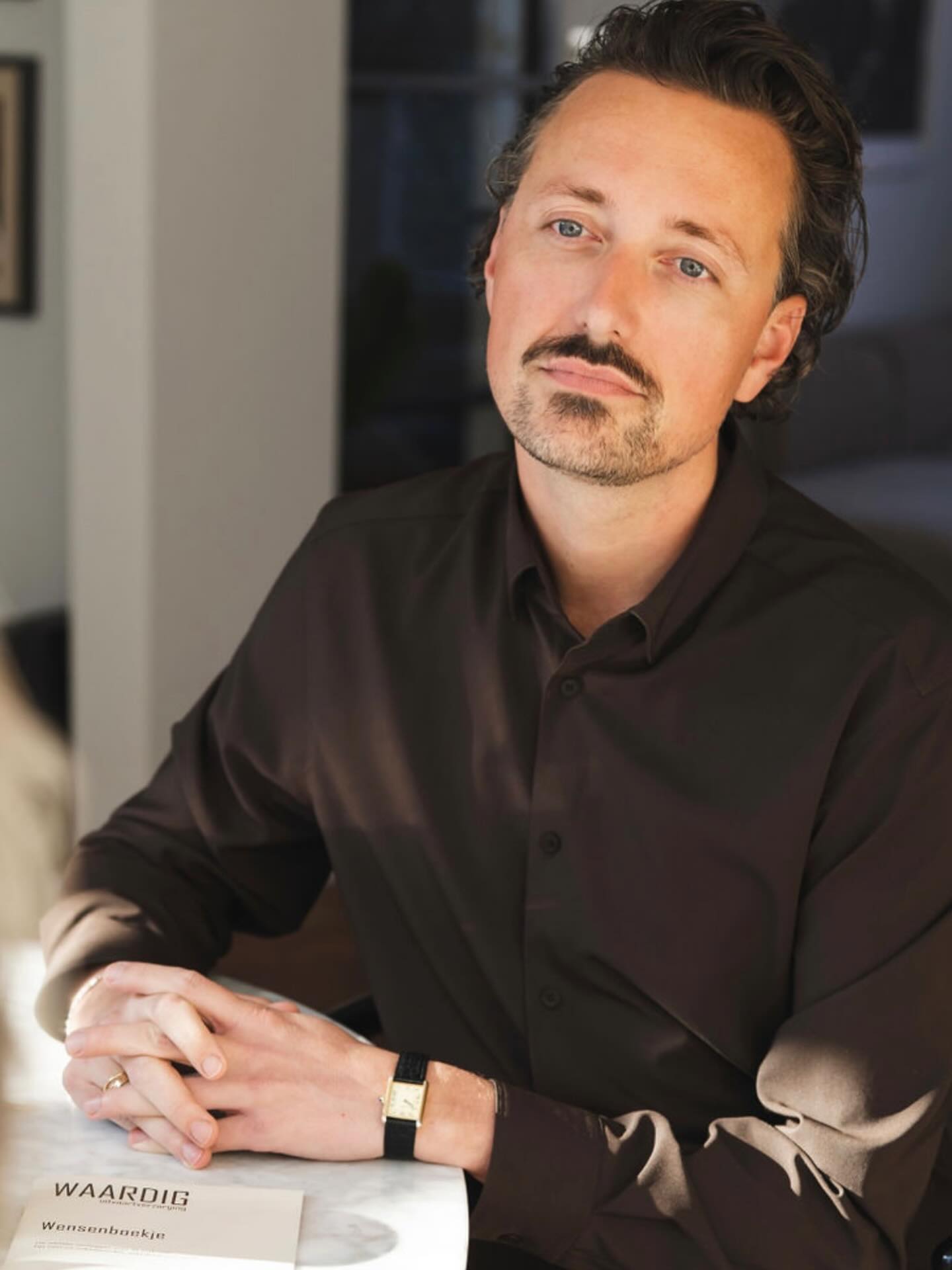 In tijden van rouw en verdriet is het van groot belang om de essentie van rust te bewaren. Wanneer een dierbare ons verlaat, dan komt er veel onrust en emotie op de naasten af. Als uitvaartbegeleider is het mijn taak om die onrust te verlichten en een omgeving van kalmte en helderheid te creëren.
Door met aandacht en respect een familie bij te staan in deze moeilijke periode, breng ik overzicht en rust in deze tijd. Ik sta klaar om jullie te ondersteunen met zorgvuldige planning, persoonlijke aandacht en empathie. Samen zorgen we voor een waardige en sfeervolle uitvaart die recht doet aan het leven van de overledene en steun biedt aan de nabestaanden. Laat ons samen deze weg bewandelen, zodat jullie in alle rust kunnen afscheid nemen.
#waardiguitvaartverzorging #waardigafscheid #inrustafscheidnemen #uitvaartbegeleider #wensengesprek #liefdevolafscheid #uitvaart