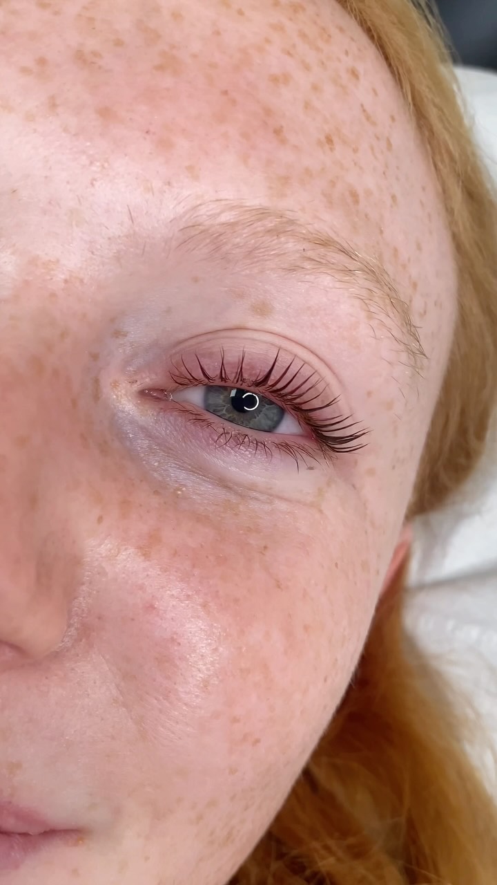 👀 stop tinting every client the same 👀
This lash lift was finished with a dark brown hybrid tint 🤎
Here’s why that matters ⬇️
🌿 Hybrid tint → lasts longer than regular tint = longer lasting results.
🤎 Dark brown → softer, perfect for blondes or clients wanting a natural but defined finish.
🖤 Black → classic and bold, suits most.
💙🖤 Blue-black → deepest depth + cool tone = maximum drama.
💡 When you’ve got all three shades in your kit, you can truly customise every lash lift for your client.
👉 Students, this is one of those small details that instantly level up your work.
❓ which tint shade do you use most often?
#lashlift #lashlifttraining #lashartisttips #lashtraining #lashartistsuk #hybridtint #browandlashtraining #lashliftcourse #lashliftandtintraining #lashliftresults #lashboss #lashartisteducation #beautytraininguk #beautyeducator #beautytrainer #devonbeauty #newtonabbot #kingsteignton