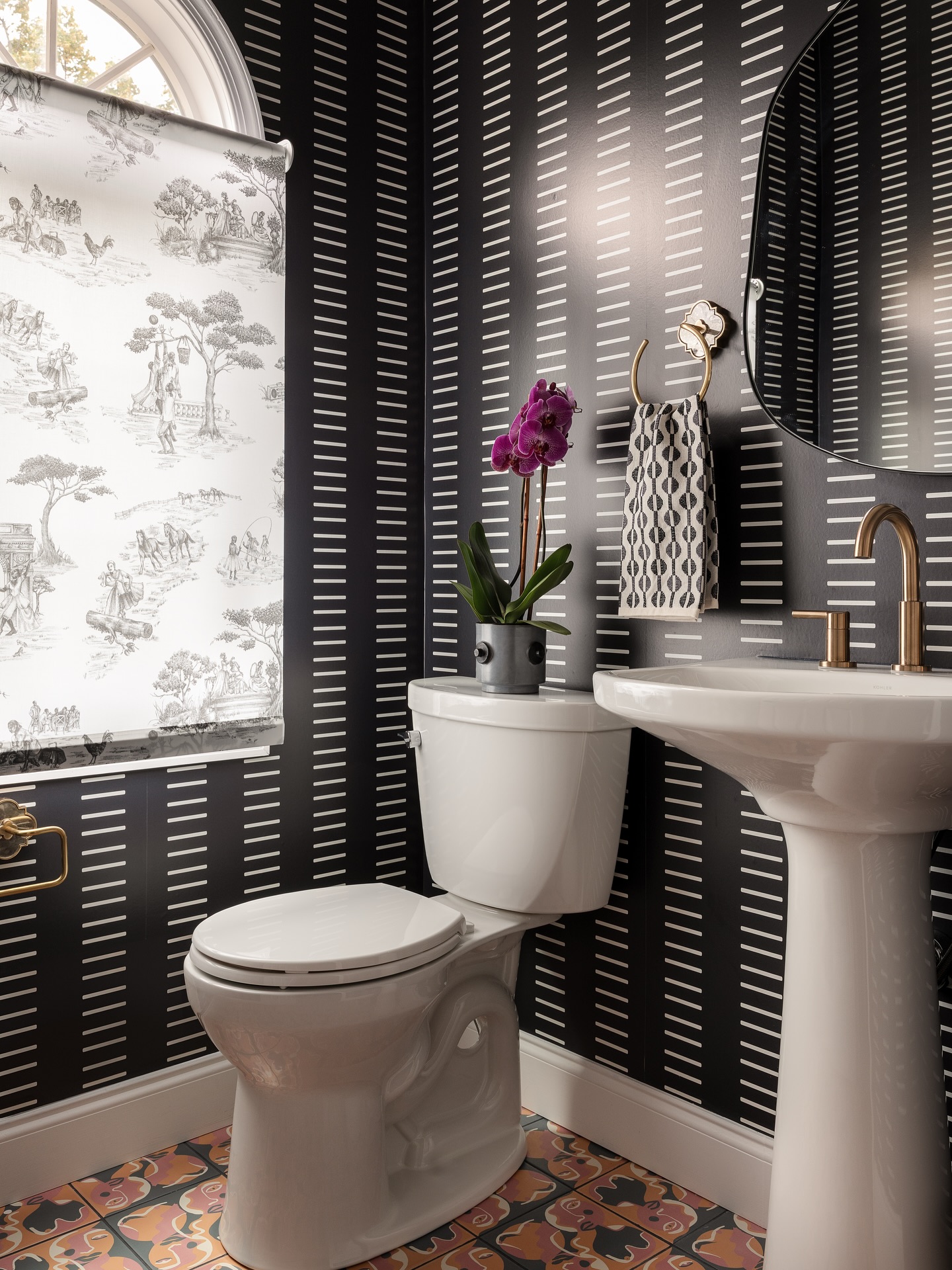 🚪 Before & After: Powder Room ✨
This powder room used to be…forgettable (and very beige). Now she’s black and white, dressed with brass hardware, and finished with an unexpected tile floor. Zoom in and to spot the ladies gracing the tile. 💁🏽♀️
Photographer: @MikeVanTassell
#PowderRoomDesign #BathroomDesign #BeforeAndAfter #InteriorDesign #BethDianaSmith