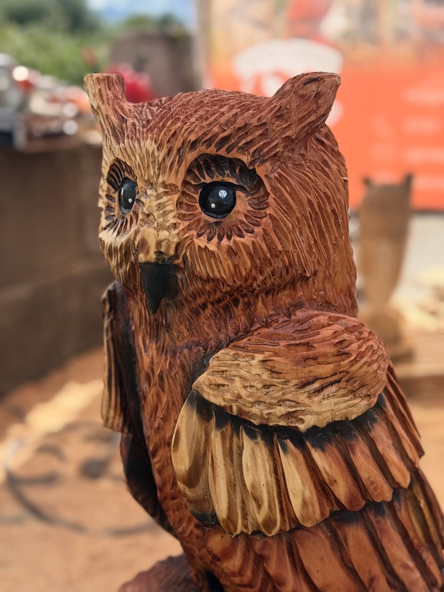 Am Wochenende durfte ich bei @mann_naturenergie auf der 100 Jahrfeier als Schauschnitzer teilnehmen.
Entstanden ist diese Eule aus Kiefernholz mit einer wunderschönem Rotton.
Es war eine sehr schöne Veranstaltung mit vielen netten Leuten und gutem Wetter.🔥☀️😎 #carvingwood #woodcarving #carvings #saburrtoothtools #saburrtooth #stihl #kettensägenkunst #holzkunst #art #holzmachtglücklich #dreams #dekoration #garden #inspiration #handmade #handmadewithlove #schnitzen #kettensägenschnitzen #chainsawcarving #chainsawcarver #carving #woodsculptureartists #woodart #holzkunst #gardeninspiration #decoration #holzskulptur
#owl #eule #falknerei