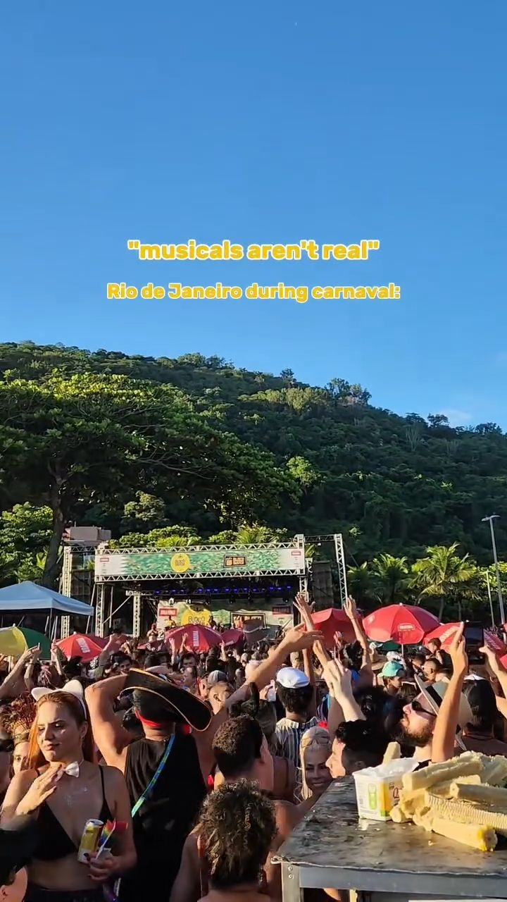 Whoever says musicals aren’t real has clearly never been to Rio Carnaval... Broadway could never 😅