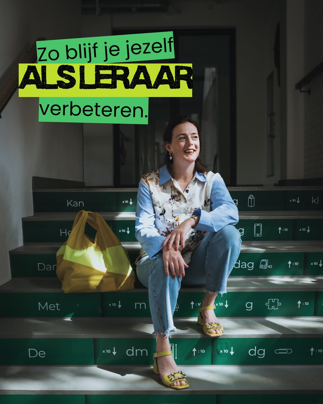 🔥 Tip van de week!
Blijf leren.
Leraren zijn elke dag bezig met leren. Vaak is dat vooral het leren van leerlingen. Wat logisch is. Alleen ontslaat het ons niet van de plicht om zelf te blijven leren. Ik zie het als een plicht aan onszelf om 1) te blijven ervaren wat het is om iets nieuws te leren zodat je blijft begrijpen waar je leerlingen doorheen gaan en om 2) beter te worden in je vak. Wat niet betekent dat je persé moet werken aan iets waar je nog niet goed in bent. Je kan er namelijk ook voor kiezen om beter te worden in iets waar je al goed in bent. Fatale fouten moet je uiteraard echt aanpakken maar kleine dingen die nog niet zo lekker lopen? Je kan dan misschien beter investeren in het versterken van sterke punten. Maar hoe? Hoe pak je het aan na het kiezen van een leerpunt?
1. Zorg voor theoretische achtergrond. Onderbouwing van waarom het zin heeft om te werken aan jouw leerpunt, geeft een gevoel van urgentie. Kennis over dat wat je wil veranderen geeft handvatten in het aangaan van die verandering.
2. Kies een visuele reminder. Een symbool, illustratie of woord. Iets dat je op kan hangen in je lokaal waardoor je herinnerd wordt aan datgene wat je anders wil doen.
3. Creëer voldoende oefenmomenten om te zorgen dat je jezelf ook de kans geeft ergens aan te werken. Je kan iets nieuws alleen aanleren en vooral borgen als je de tijd hebt om hiermee te oefenen.
4. Maak iemand deelgenoot van dat wat je aan het doen bent. Vertel over je plan aan een collega, vraag diegene om ondersteuning als je dat nodig hebt, om eens te komen kijken in de klas of om alleen al de vraag te stellen hoe het gaat met je plan?
5. Zorg voor een haalbaar doel zodat je ook echt vooruitgang kán boeken. Liever tien kleine stapjes die elke keer lukken en een competent gevoel geven dan één overmoedige mega stap waardoor je al snel stopt met je ambitie.
6. Beloon jezelf als het lukt want dat helpt. Het is leuk als iets lukt en als je moeite hebt gedaan voor iets mag je dat waarderen.
7. Maak het tot een gewoonte door te blijven doen wat werkt. Herinner jezelf aan waarom je dit wilde veranderen en wat het je oplevert.
Wat wordt jouw leerpunt?