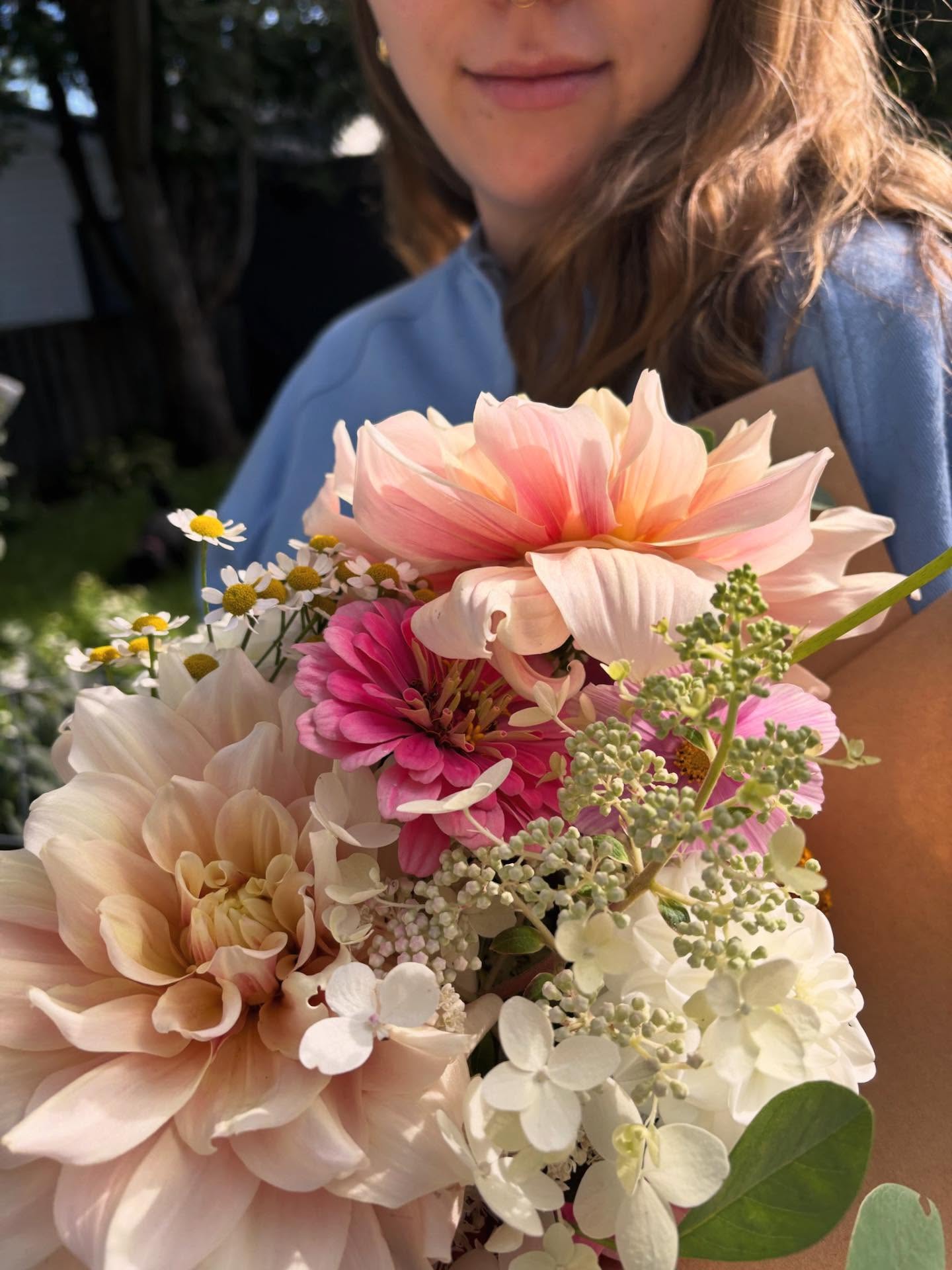 We have more flowers blooming than we thought! YAY!
We’ve added a few more bouquets to our website for pickup tomorrow 💕