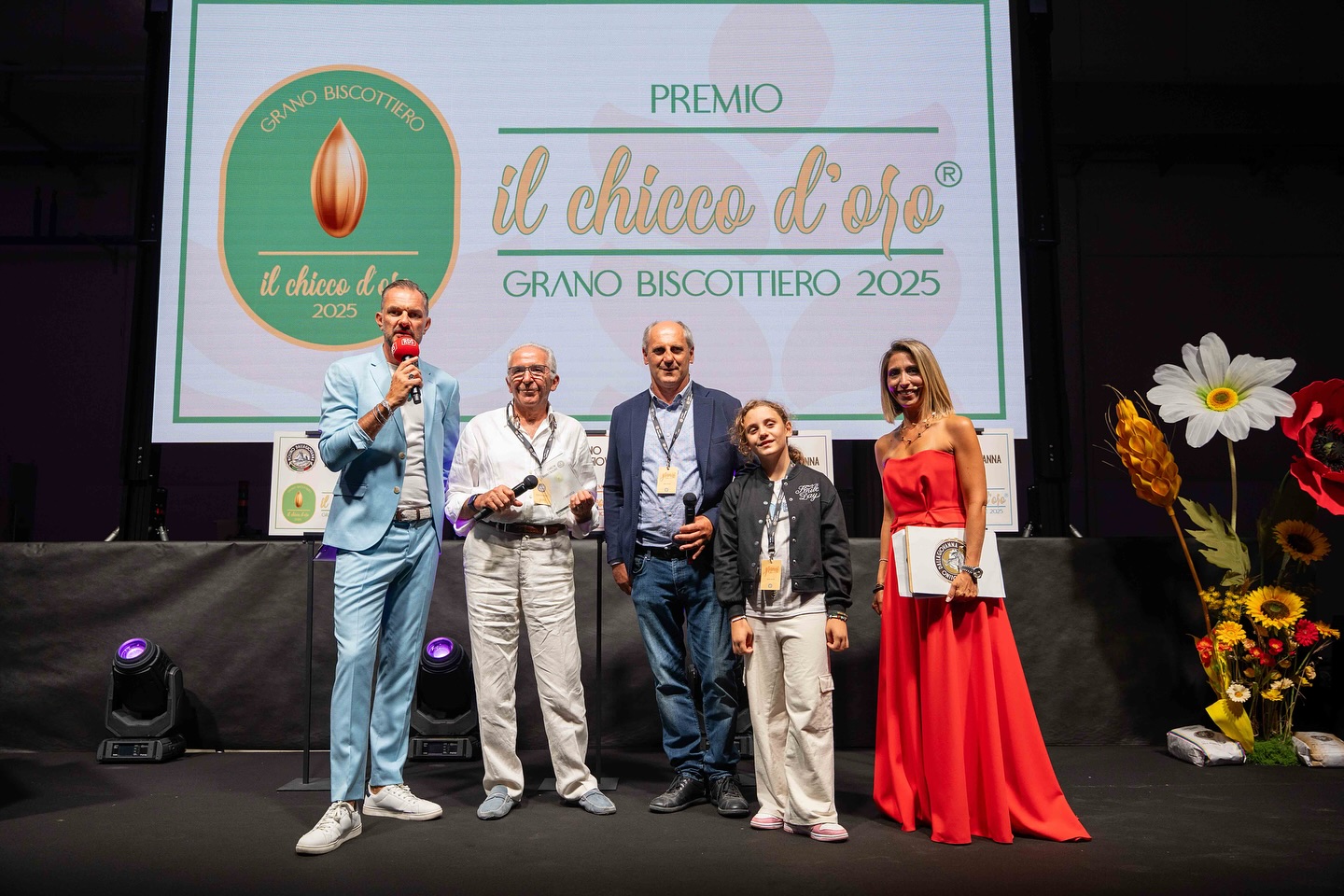 In occasione della “FESTA DEI GRANAI” abbiamo consegnato il premio “CHICCO D’ORO”:
🌾 Azzali Fabio-> Chicco d’oro - GRANO BISCOTTIERO
🌾 Scrocchi Roberto -> Chicco d’oro - GRANO TAYLOR
🌾 Azienda Agricola Casa di Ferro -> Chicco d’oro - GRANO PANIFICABILE
🌾 Ferrari Giorgio -> Chicco d’oro - GRANO DI FORZA
Molino Dallagiovanna
Grano Lavato
Farine Superiori
#dallagiovanna #molino #molinodallagiovanna #molini #moliniitaliani #madeinitaly #farinasuperiori #farinedagranolavato #granolavato #acqua #flour #italianflour #farinadallagiovanna