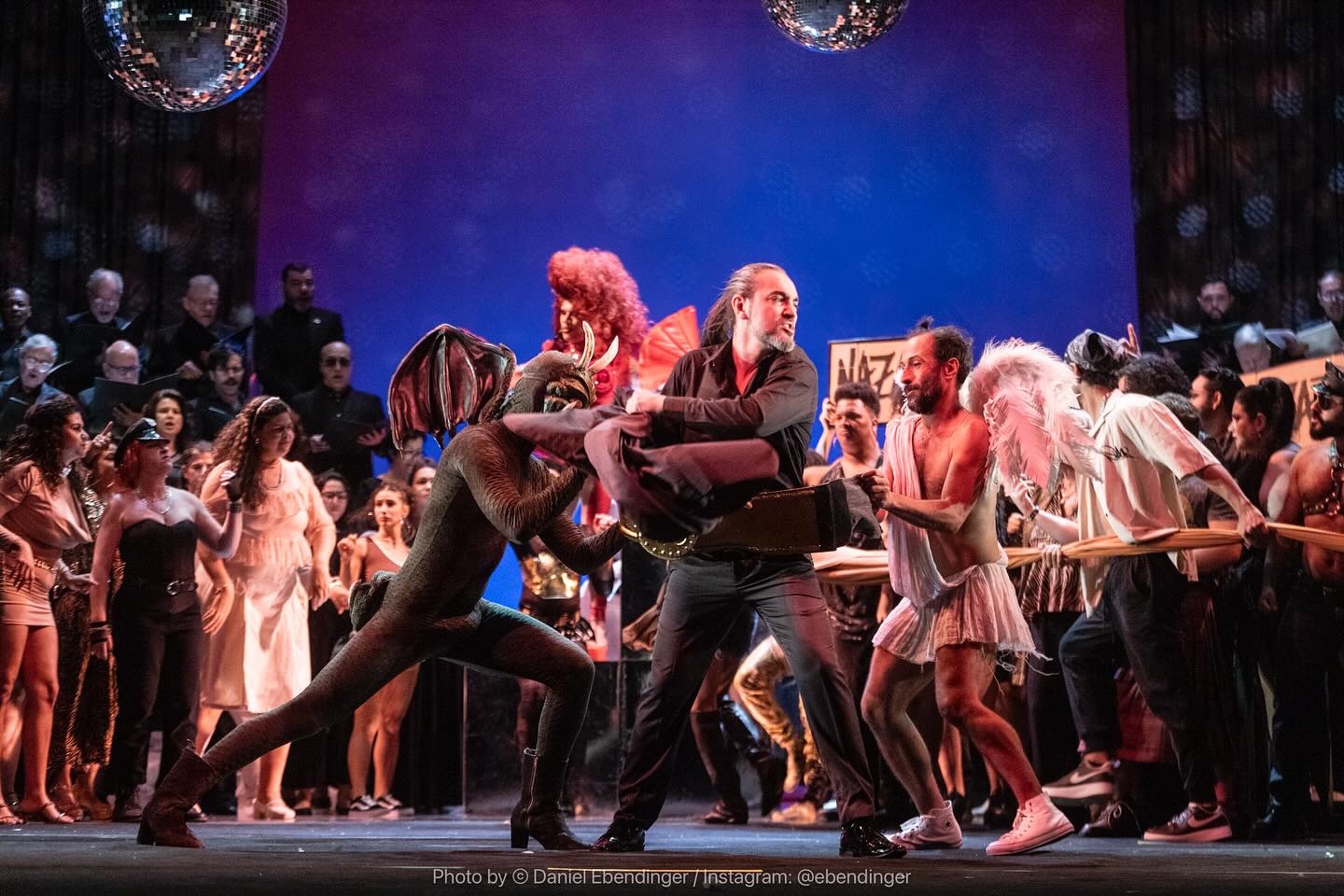 Entre o céu e o inferno.
📸 @ebendinger
#theatromunicipalrj #carminaburana #baritone #opera #livingthedream #thatoperalife #artist #belcanto #classical #classicalmusic #classicalmusician #concert #instagood #music #musica #musician #operahouse #operalife #operalover #operasinger #operasingerlife #operasingers #operasingersofinstagram #singer #teatro #voice