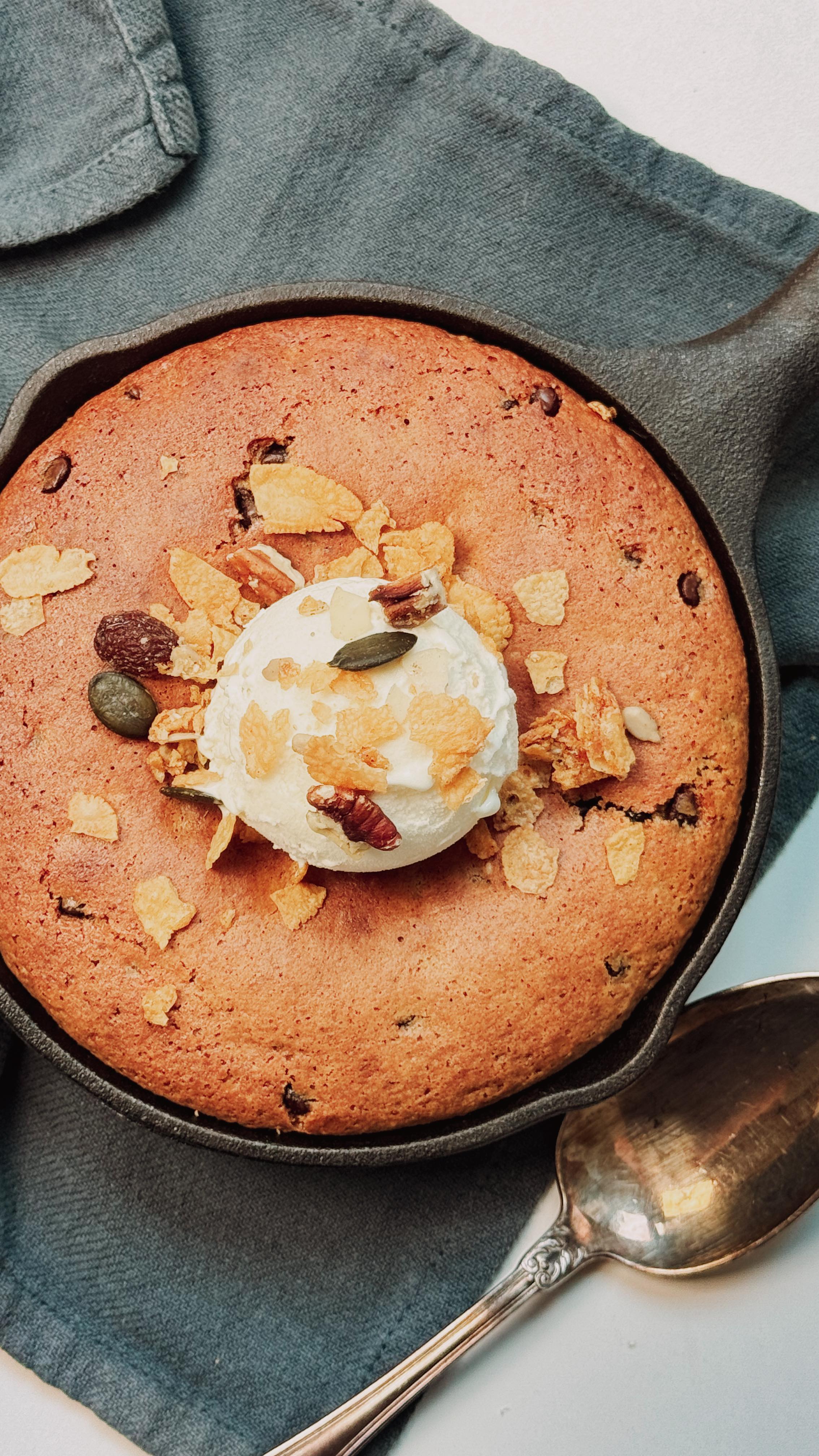 Cookie géant au chocolat revisité
👉 Un grand cookie moelleux, doré au four et servi chaud, revisité avec des ingrédients plus healthy!
Ingrédients
• 60 g de beurre d’amande
• 25 g d’huile de coco
• 85 g de miel
• 20 g de sucre de coco
• 1 œuf
• 75 g de farine (sans gluten)
• 1/2 c. à café de bicarbonate de soude
• 30 g de pépites de chocolat
Préparation
1️⃣ Dans un bol, mélanger le beurre d’amande avec l’huile de coco, le miel, le sucre de coco et l’œuf.
2️⃣ Ajouter la farine, le bicarbonate de soude et les pépites de chocolat, puis mélanger délicatement.
3️⃣ Verser la pâte dans une poêle en fonte et enfourner à 180 °C pendant 20 minutes.
4️⃣ Servir chaud, accompagné d’une boule de glace à la vanille et parsemé de @lesgranolasdejenny.
#lesgranolasdejenny #granola #swissmade #switzerland #skilletcookie #healthyfood #dessertrecipe #recettefacile #dessert