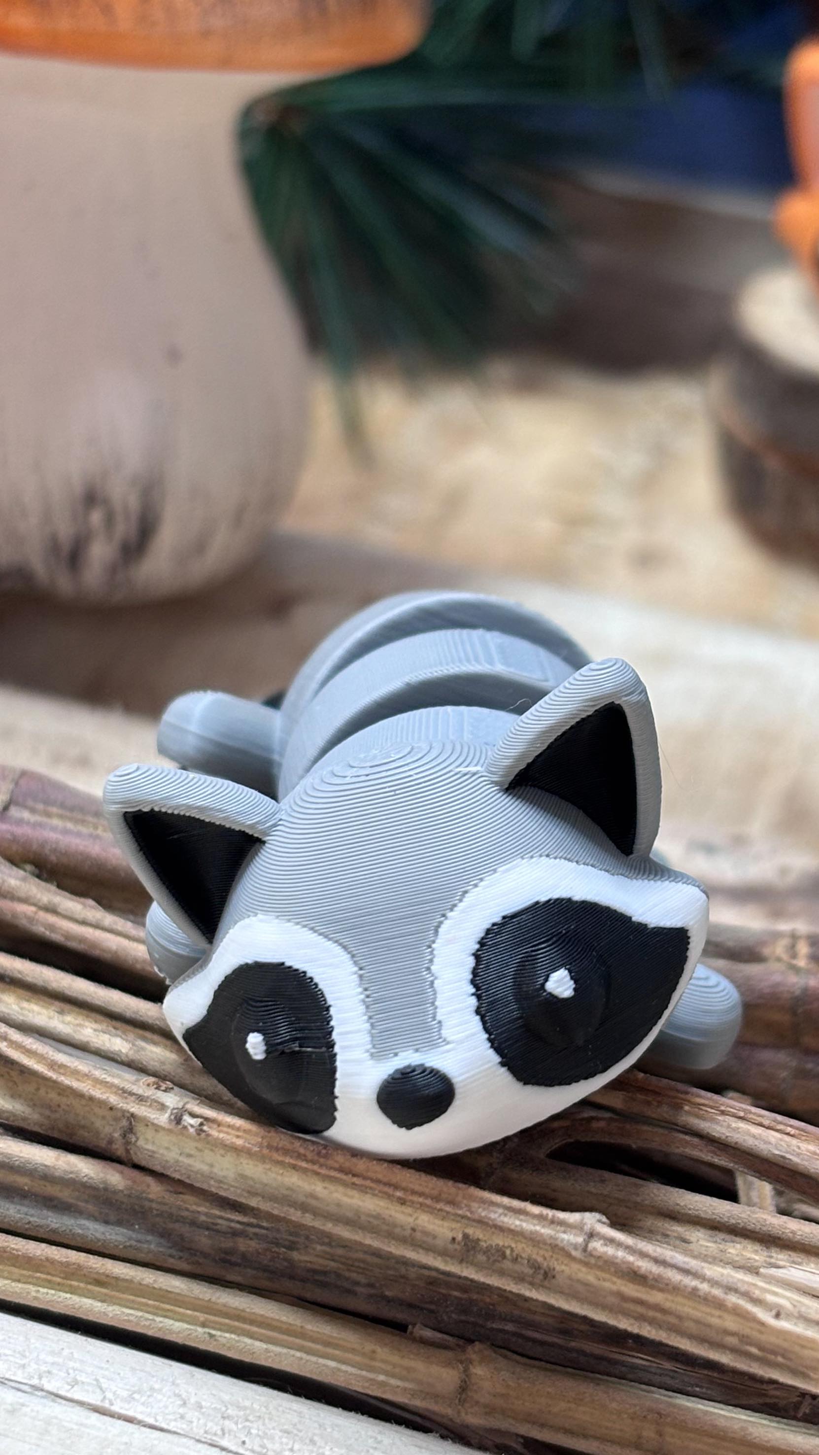 Je vous présente Aristide 🦝.
Quand j’étais petite, on me disait toujours que les ratons laveurs étaient de vrais voleurs…
Peut-être que c’est son petit masque noir qui lui donne cet air de filou 👀.
Aujourd’hui, Aristide n’emporte rien… sauf quelques sourires.
Disponible en porte-clés 🔑 ou en magnet 🧲, il s’invite là où on a envie d’un petit compagnon malicieux.
— Et vous, on vous a déjà raconté des histoires d’animaux qui vous faisaient rêver (ou rire) quand vous étiez enfant ?
#porteclesartisan #ratonlaveur #objetmignon
#faitmainaveccoeur #ateliercreateur #plaisirsimples
#mignonnerie #createurfrancais