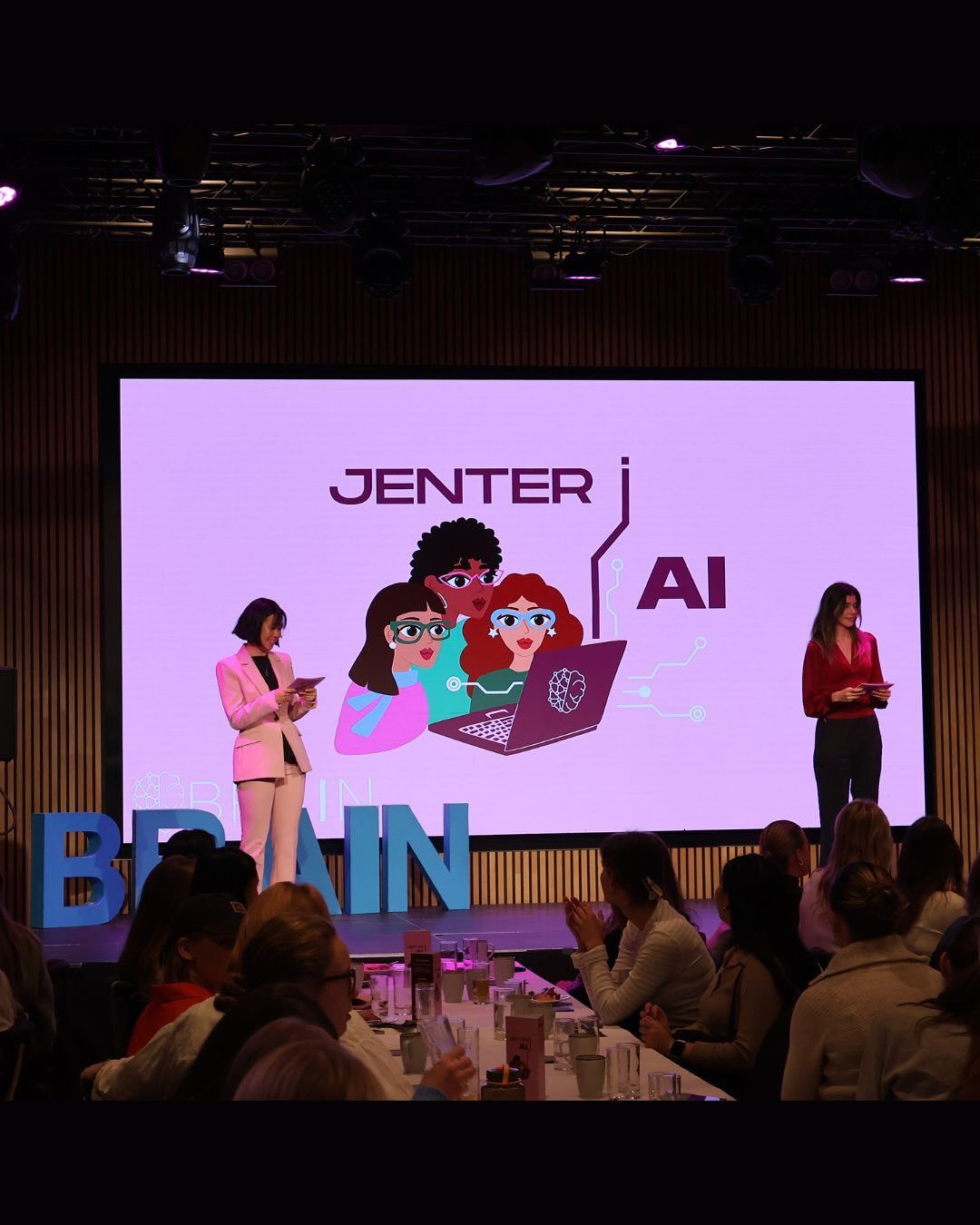 29. september arrangerer vi Jenter i AI🩷 på Radisson Blu Royal Garden Hotel📍
Nyt en god hotellfrokost og få med deg inspirerende foredrag fra kvinnelige aktører i næringslivet🤩🩷
På kvelden inviterer ODA Young til en kveld fylt med inspirasjon, teknologitemaer og fellesskap, hvor det blir gratis middag, snacks og networking på Digs🌟
For mer info sjekk ut link i bio!
Påmelding åpner mandag 22. september!! Meld deg på da vel!🥰 Og få med deg høstens store happening! Vi gleder oss masse til å se deg der🩷