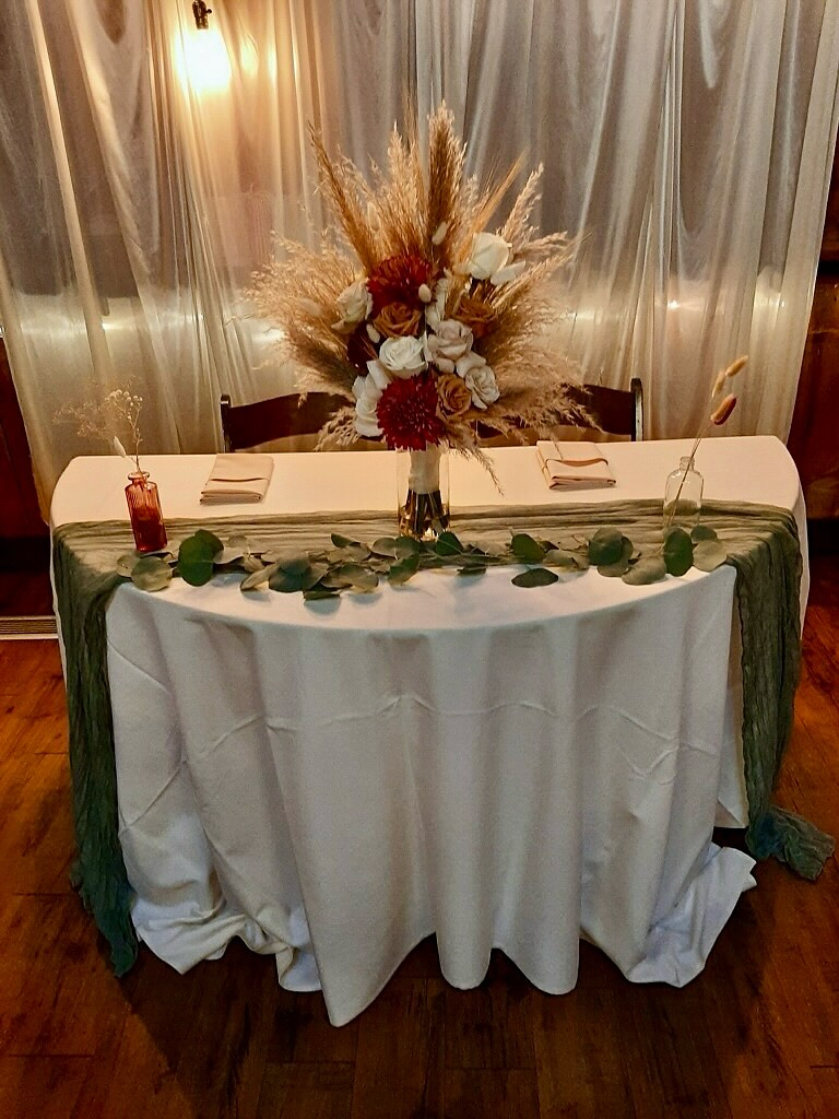 ✨ From garden blooms to barn beams — it’s the little details that make each love story shine. 🌿💍 #WeddingDetails #RusticRomance #GardenToBarn #HoosierGroveBarn #HGB #weddingvenue #barnvenue