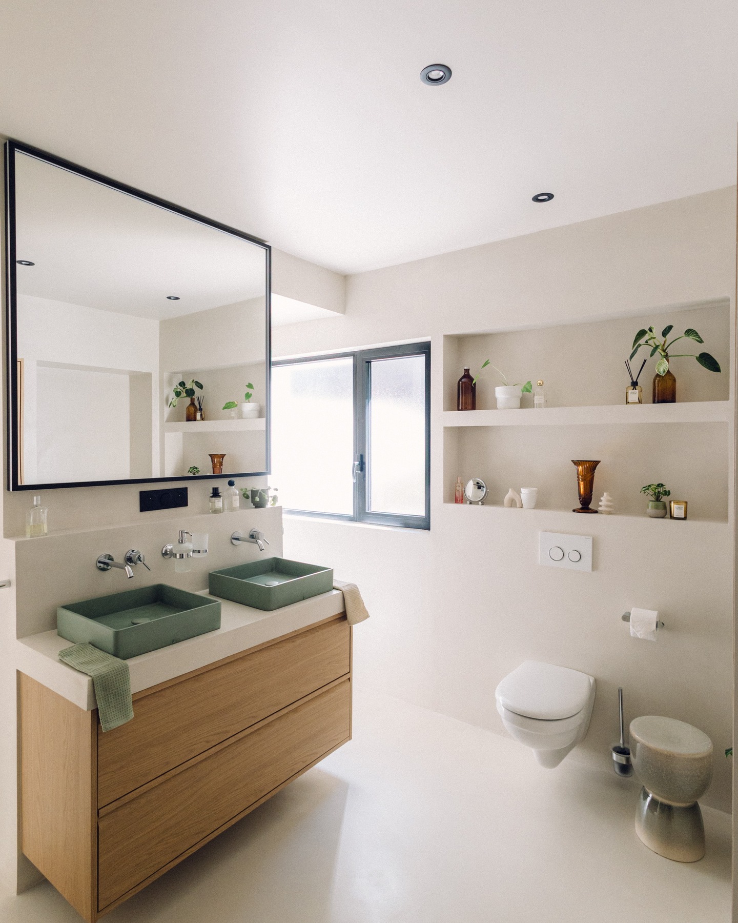 ✨ Un projet d’exception ✨
Nous avons totalement repensé cette salle de bain pour lui donner une nouvelle vie avec le béton ciré comme fil conducteur.
👉 Création d’une nouvelle fenêtre pour plus de lumière naturelle
👉 Installation d’une double douche élégante et fonctionnelle
👉 Conception d’un bac à fleurs sur-mesure pour une touche végétale
👉 Mise en place de tous les équipements bain pour un confort optimal
Une salle de bain unique, pensée comme un véritable espace de bien-être 🛁✨
Merci à nos clients pour leur confiance renouvelée.
Un grand merci également @capyture_photography pour la qualité et la sensibilité de ces images.
#Marius Aurenti #ColorisConton #BétonCiré #SalleDeBainDesign #RénovationIntérieure #InspirationDéco #DesignIntérieur #AménagementMaison #SalleDeBainModerne #StyleContemporain #HomeInspiration #SurMesure