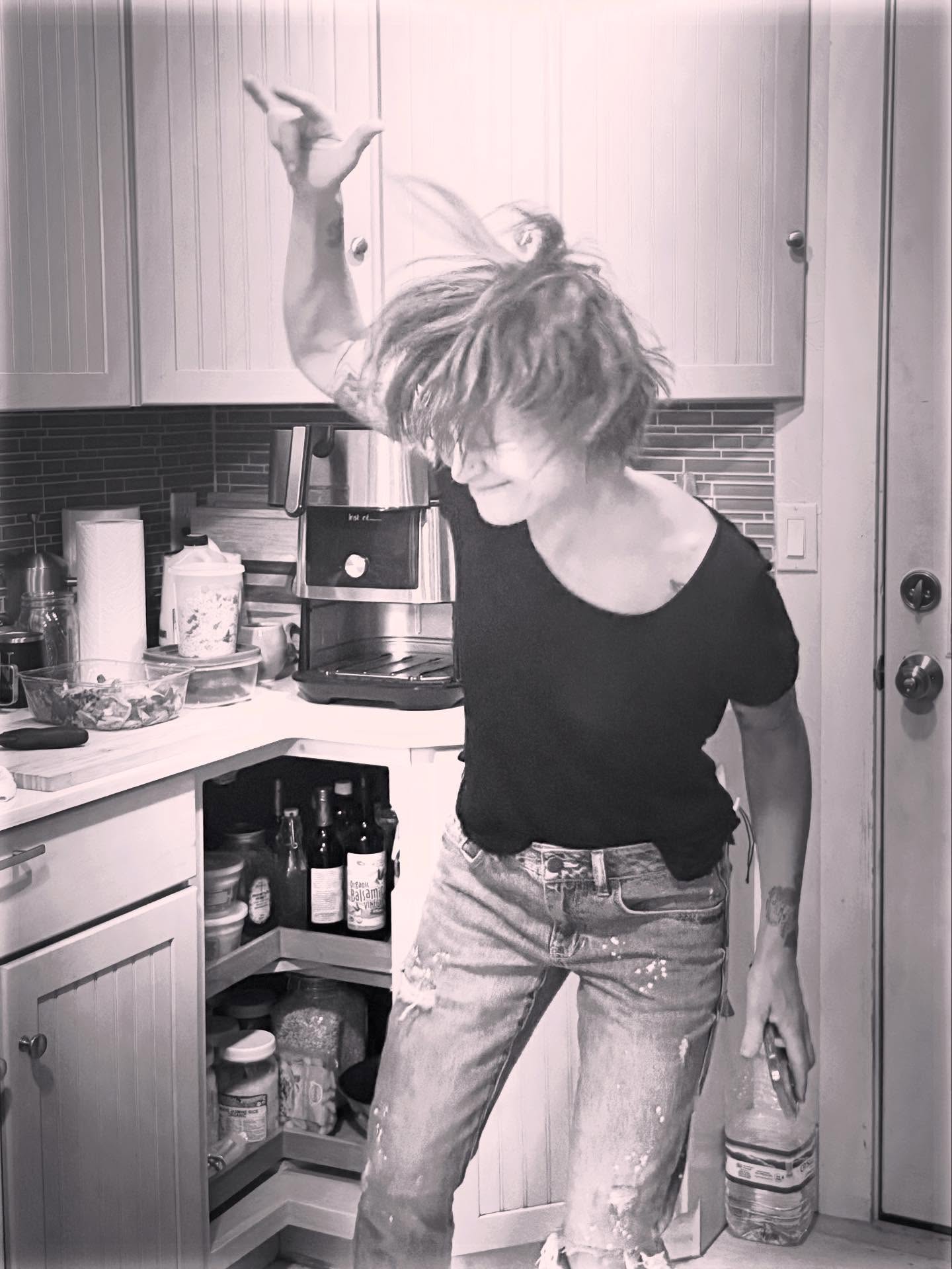 #women #rock and so do our cycles!
.
This is how #ovulation #feels in my #body …
💥 electric
💥 powerful
💥 sociable
💥 #sexy
.
Ovulation marks the most fertile time in your cycle, when your egg is BURSTING out of your follicle.
.
The act of ovulating can even cause a bit of pain or #cramps and is likely the time of your cycle you feel the most “turned on,” energized and good in your skin.
.
I know not all ovulating people feel this way, but if you do give me a 💥💥💥 in the comments!
.
Happy FRIDAY!