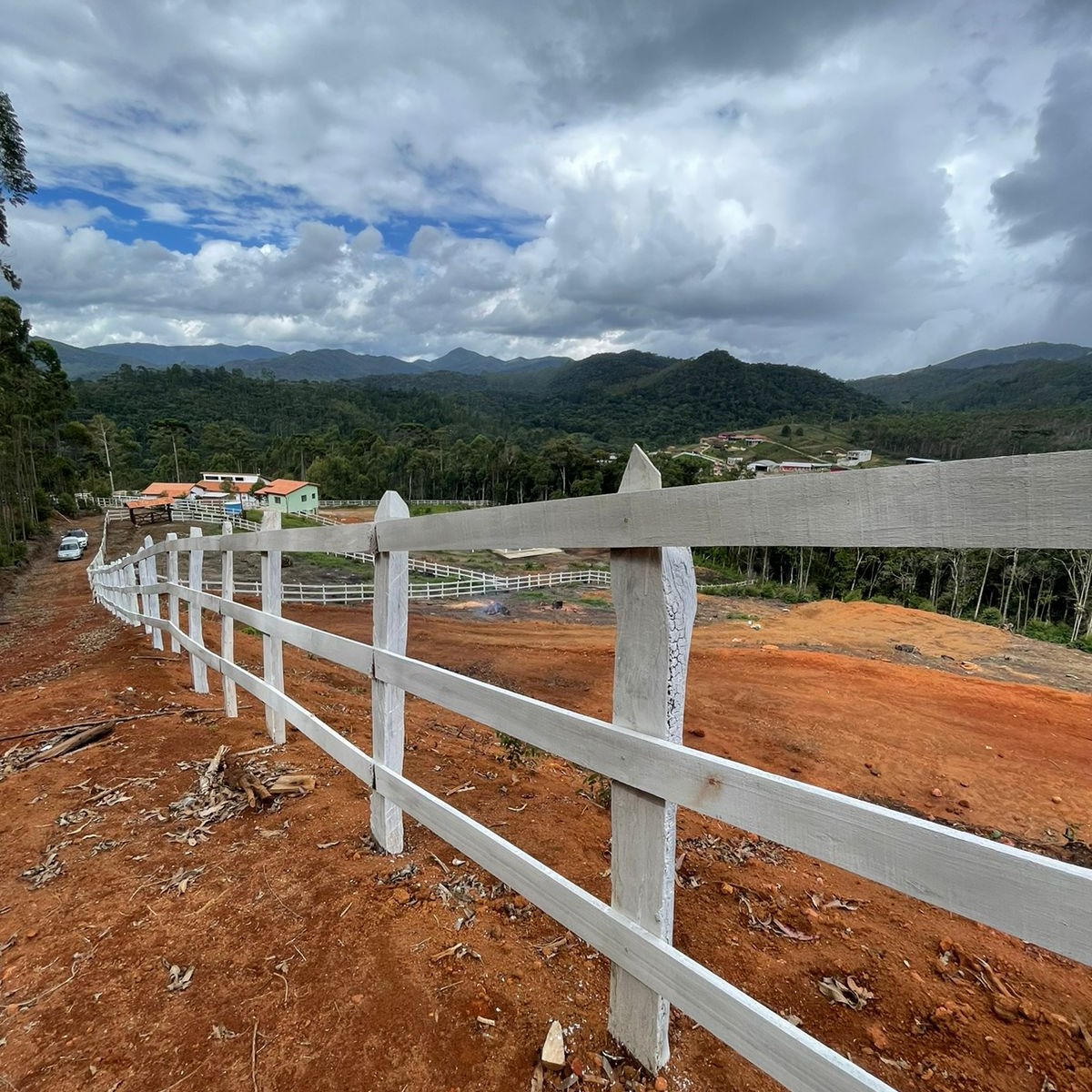 CHÁCARA IMPERDÍVEL COM 6000M² EM DELFIM MOREIRA.
Sua Chácara na Mantiqueira te Espera!
Imagine um lugar onde o ar puro da montanha encontra o conforto do campo. Este é o Chacreamento Bosque dos Eucaliptos, uma oportunidade única em Delfim Moreira, no topo da majestosa Serra da Mantiqueira.
Aqui, a qualidade de vida é garantida:
Chácaras prontas para construir: Todos os lotes já vêm cercados com réguas de madeira e contam com água e energia com medição individual. É só começar a planejar a casa dos seus sonhos!
Acesso impecável: Esqueça a poeira e a lama. O acesso principal é direto pela rodovia, sem estrada de terra, e o acesso interno é totalmente calçado, com uma entrada de serviço extra.
Vista panorâmica: A beleza natural está por toda parte, com uma vista deslumbrante que enche os olhos e acalma a alma.
Aproveite as facilidades de pagamento e garanta agora mesmo seu pedaço de paraíso com toda a comodidade e segurança que você merece. Venha viver a experiência de ter sua própria chácara no Bosque dos Eucaliptos.