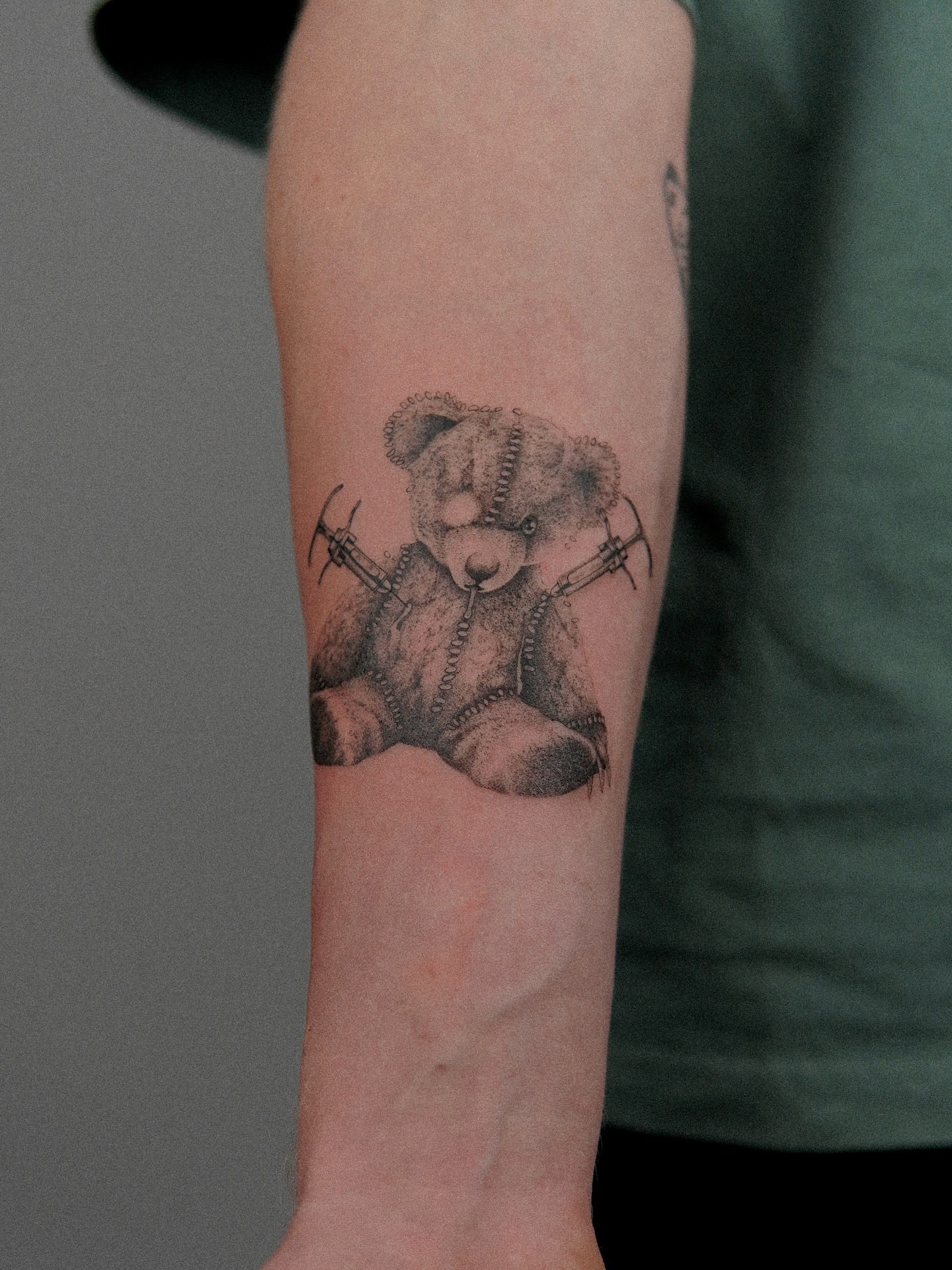 Cute, but cursed.
This creepy teddy is actually a band logo… but I totally forgot which band 😬. Anyone who knows?
#beartattoo #details #detailedtattoo #microrealism #realismtattoos #musictattoo