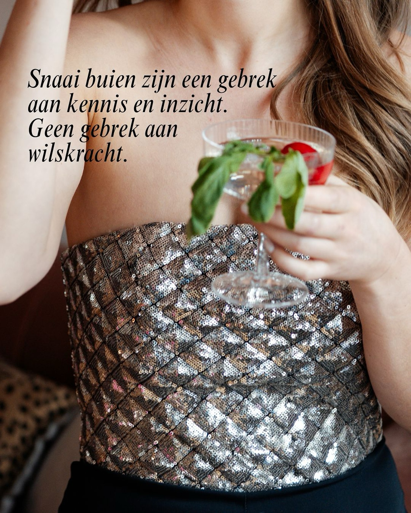 Snaaibuien worden bijna áltijd veroorzaakt door hormonale schommelingen. En ze worden erger richting de menstruatie.
Richting de menstruatie word je namelijk meer insuline resistent. En laat insuline nou nét het hormoon zijn dat heel belangrijk is bij verzadiging, energie en vetverliezen.
Met simpele aanpassingen in je voeding kan je je energie level verhogen en cravings verminderen.
Als je dit ook nog combineert met inzicht in je bloedsuikerwaarden zijn je cravings verleden tijd.
Cravings zijn absoluut geen gebrek aan wilskracht. Het is wel een gebrek aan kennis en inzicht.
Herken jij meer trek richting de menstruatie?