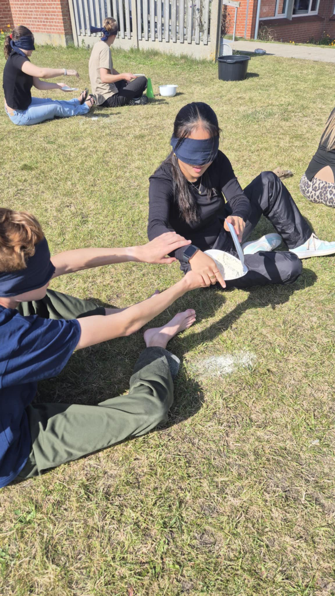 DET GØR ALTSÅ NOGET helt særligt for fællesskabet og sammenholdet at rykke en forholdsvis ny 10. klasse til Havet og Fjordens Hus i Thorsminde nogle dage ☺️
Der var (mere eller mindre obskure 😅) teambuildingøvelser, der var en kagekonkurrence uden køkkenredskaber, der var god forplejning 😋 og der var dejligt vejr ☀️
Og der var OGSÅ en fyldt mobilkasse - flere minutter efter, telefonerne måtte bruges 😆
Så hygger de sig altså sammen, de skønne unge mennesker 🥰
Og det var jo hele formålet med introturen!
Mission accomplished - og velkommen tilbage i hverdagen ☺️
#10klasse #Introtur #Thorsminde #HavetsOgFjordensHus #Teambuilding #LærHinandenAtKende #RysteSammenTur #SoveØvelser #Udfordringer #GakOgLøjer #Fællesskab #Friskoleliv #Friskole #HerningFriskole #EtGodtStedAtLæreVæreOgVokse